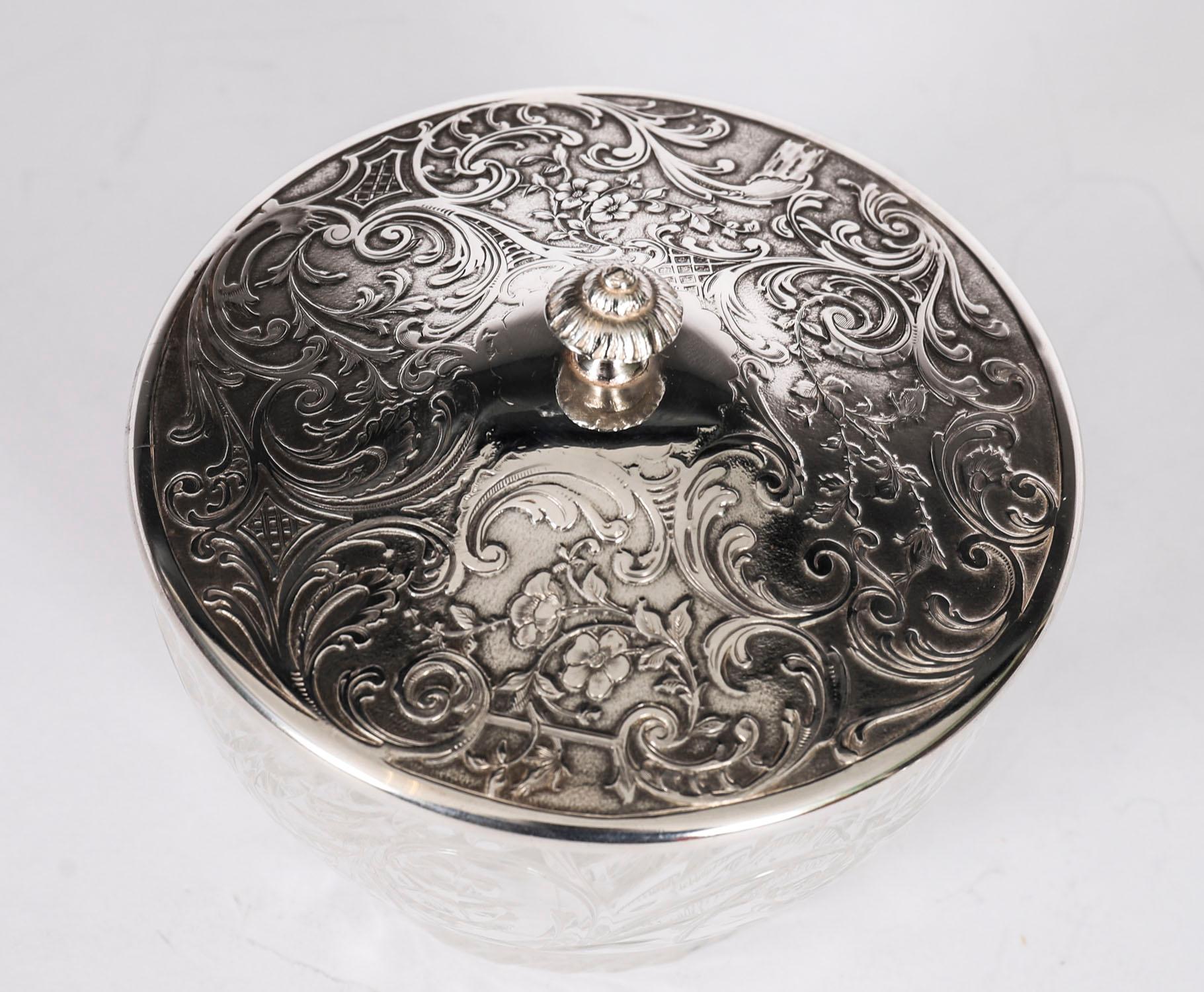 Francese Antique French Silver, piatto da burro in argento inciso e cristallo tagliato del XIX secolo in vendita