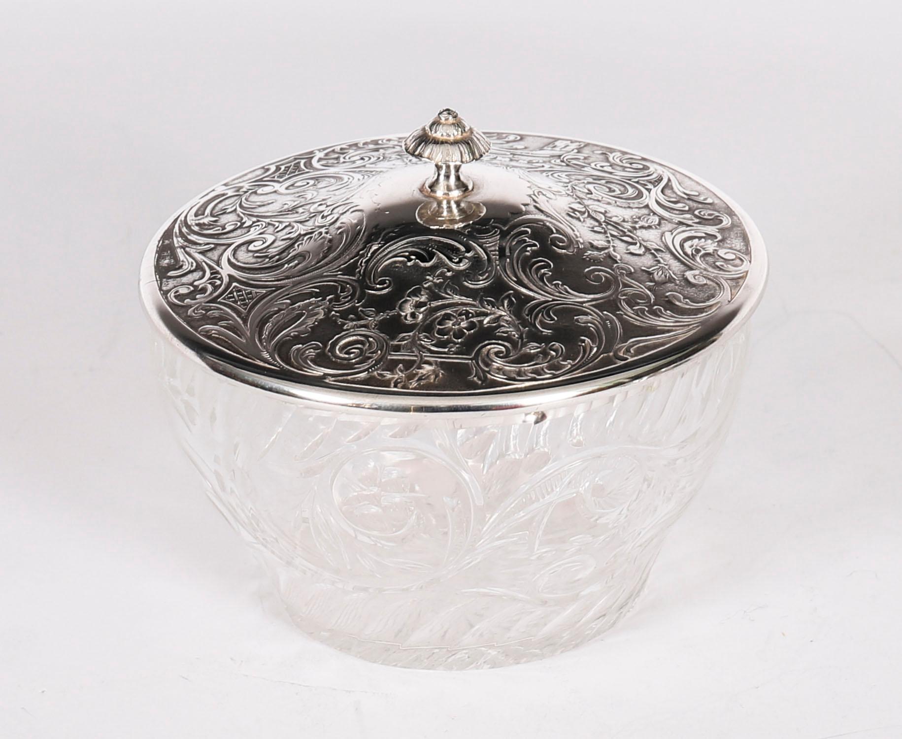 Argento Antique French Silver, piatto da burro in argento inciso e cristallo tagliato del XIX secolo in vendita