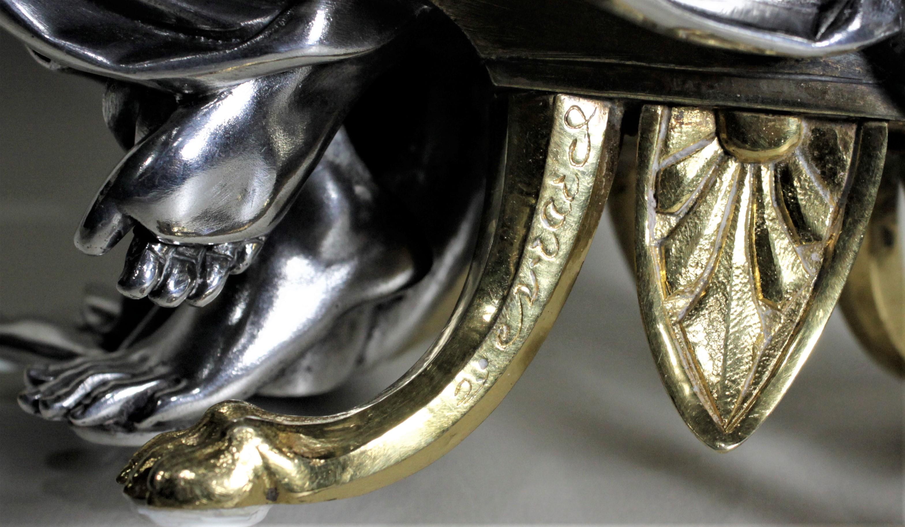Escultura francesa antigua de plata y bronce dorado de una madre sentada y su bebé en venta 2