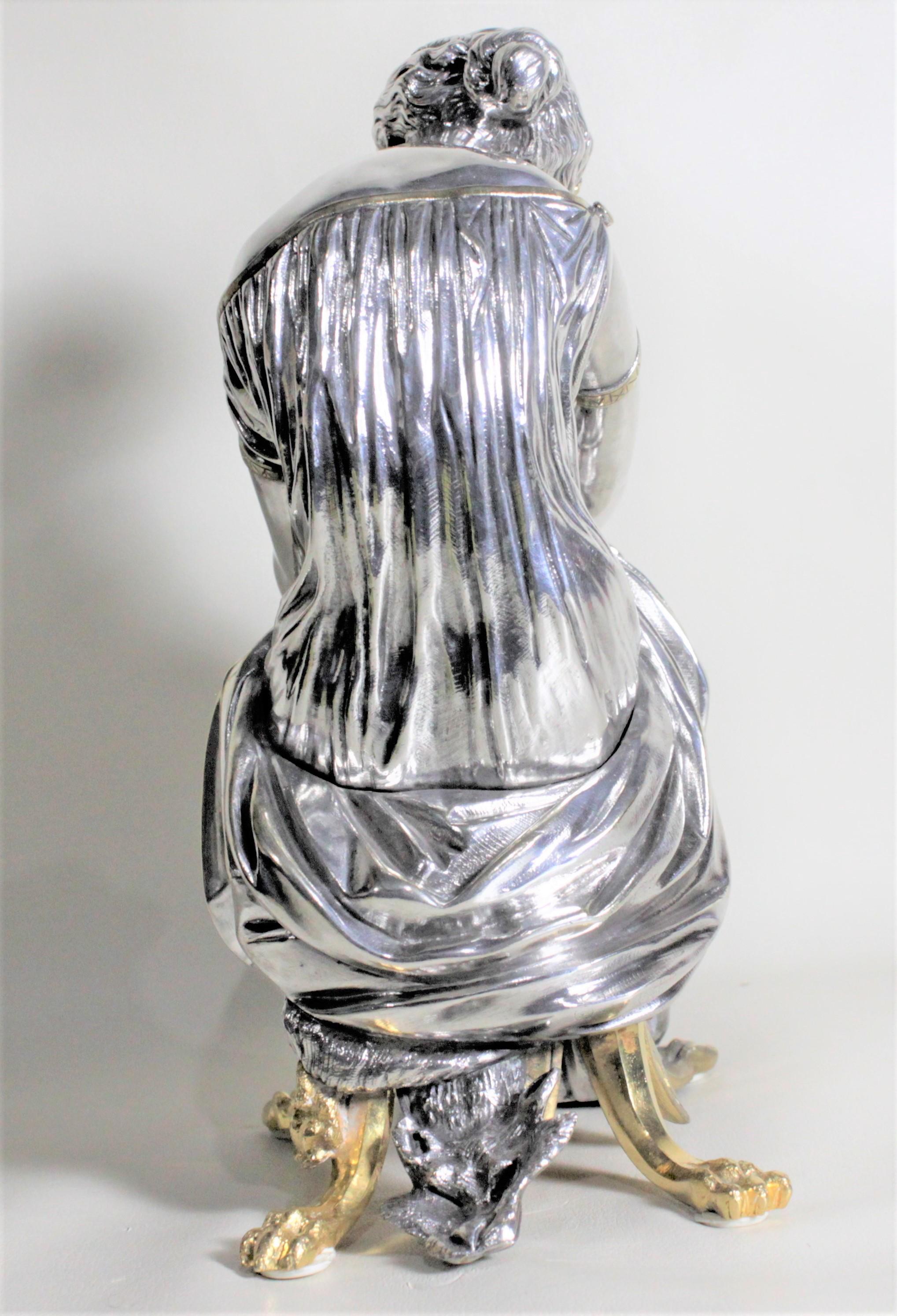 Escultura francesa antigua de plata y bronce dorado de una madre sentada y su bebé Dorado en venta