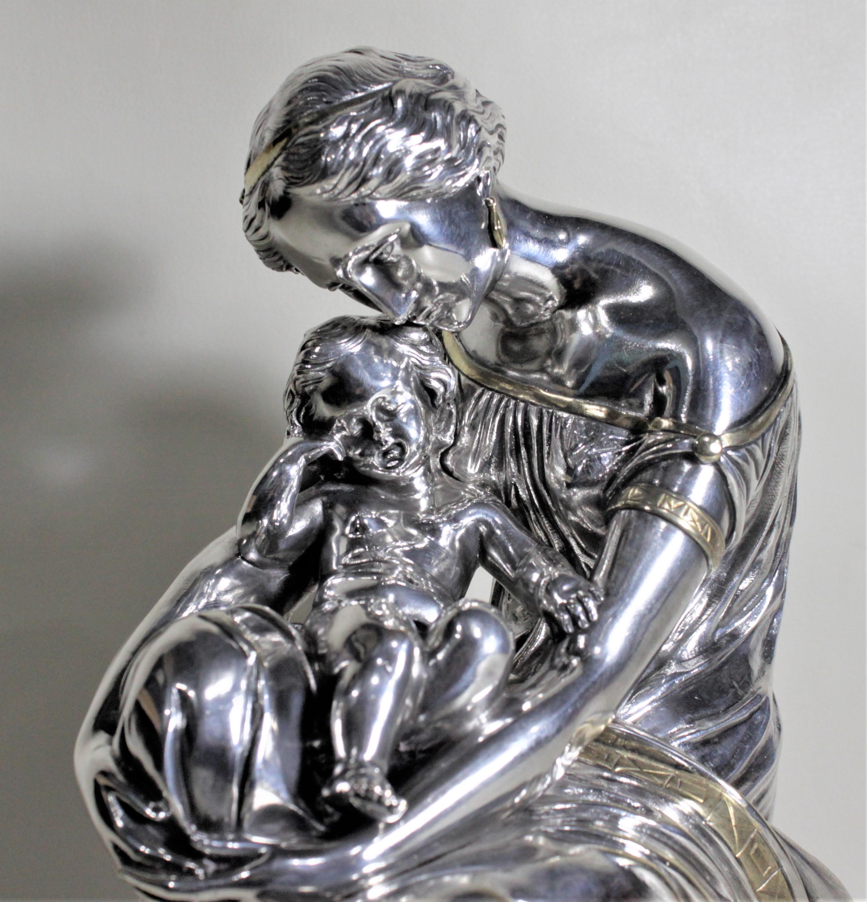 Escultura francesa antigua de plata y bronce dorado de una madre sentada y su bebé Bronce en venta