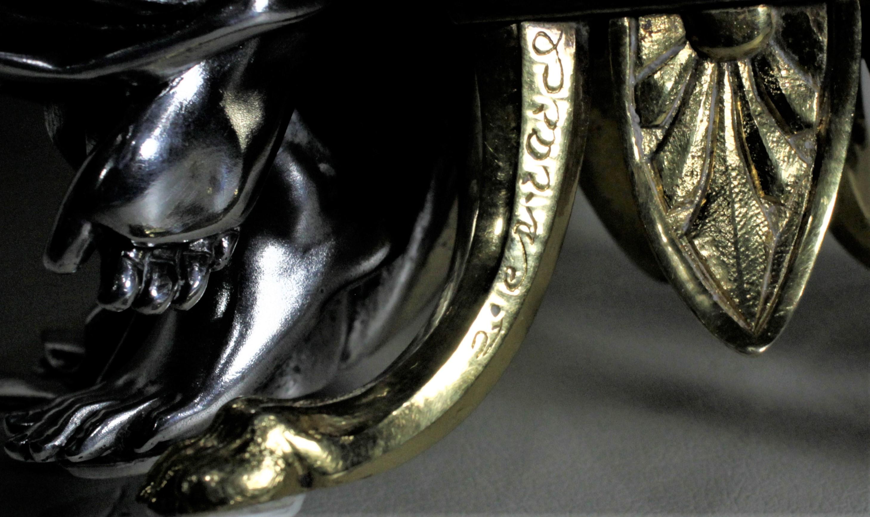 Escultura francesa antigua de plata y bronce dorado de una madre sentada y su bebé en venta 1