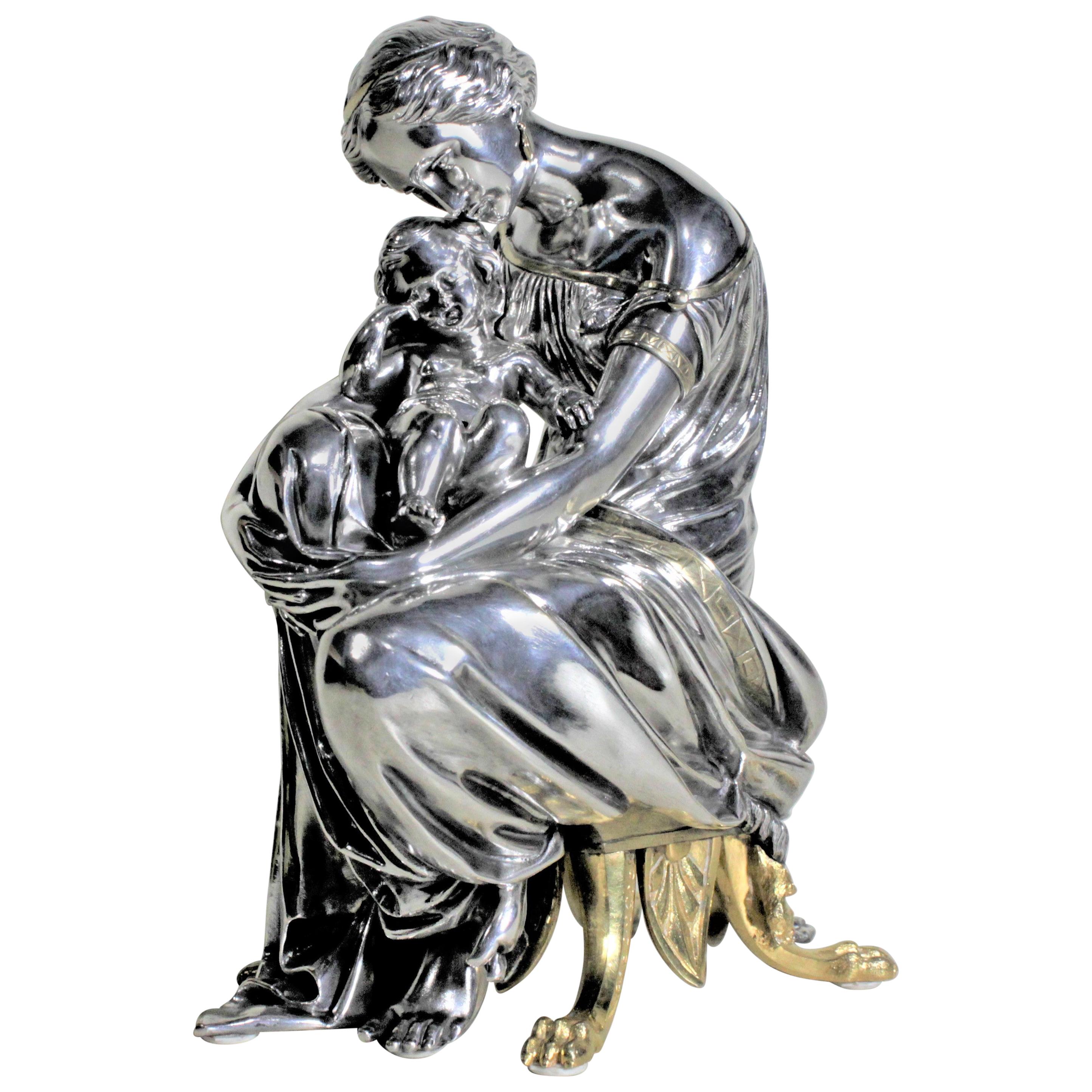 Escultura francesa antigua de plata y bronce dorado de una madre sentada y su bebé en venta