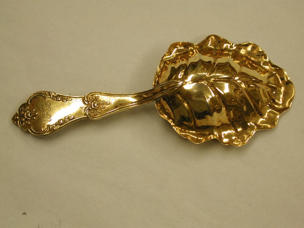 Néo-rococo Antique cuillère à thé en forme de feuille en argent doré:: Paris:: datée vers 1870 en vente
