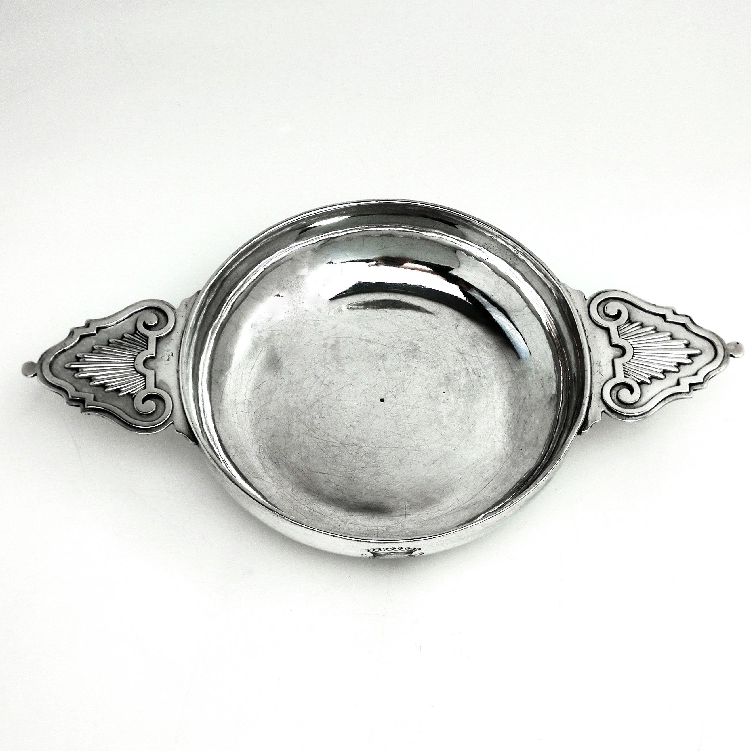 Antique French Silver Louis XIV Écuelle / Bowl / Porringer c. 1705 18th Century In Good Condition For Sale In London, GB