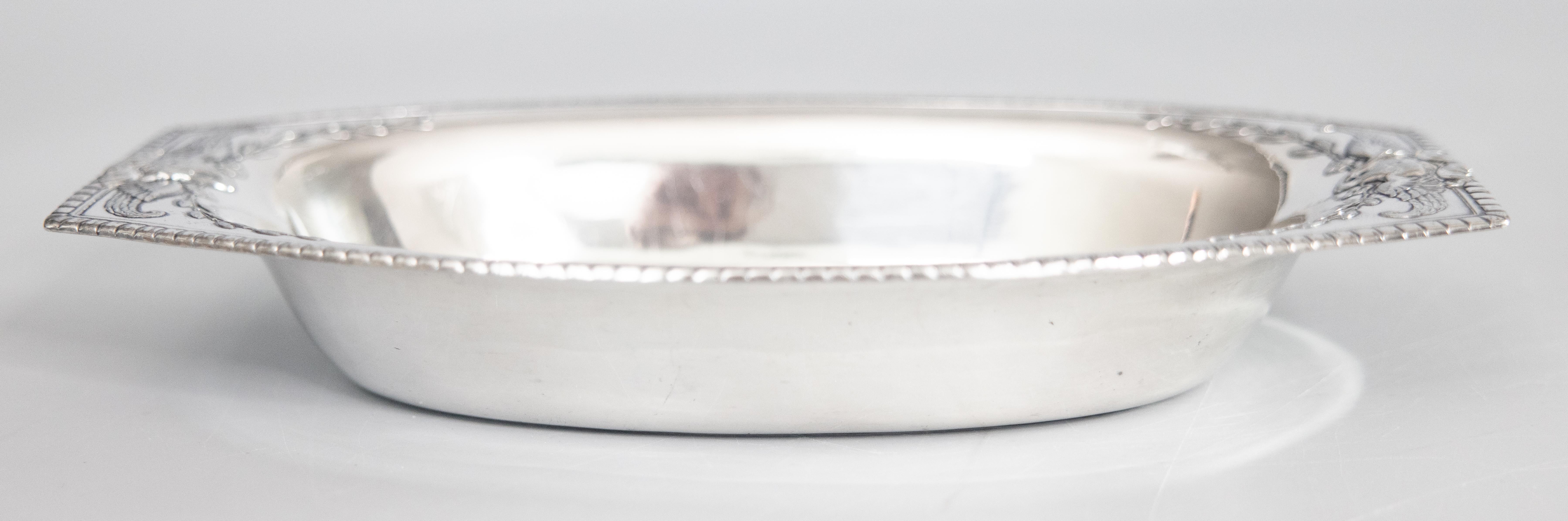 A lovely antique early 20th-Century French silver plate oval bread bowl or basket. No maker's mark. This beautiful dish is embellished with swans, floral garland, and a gadrooned decorative border.

12.3ʺW × 7ʺD × 2ʺH
