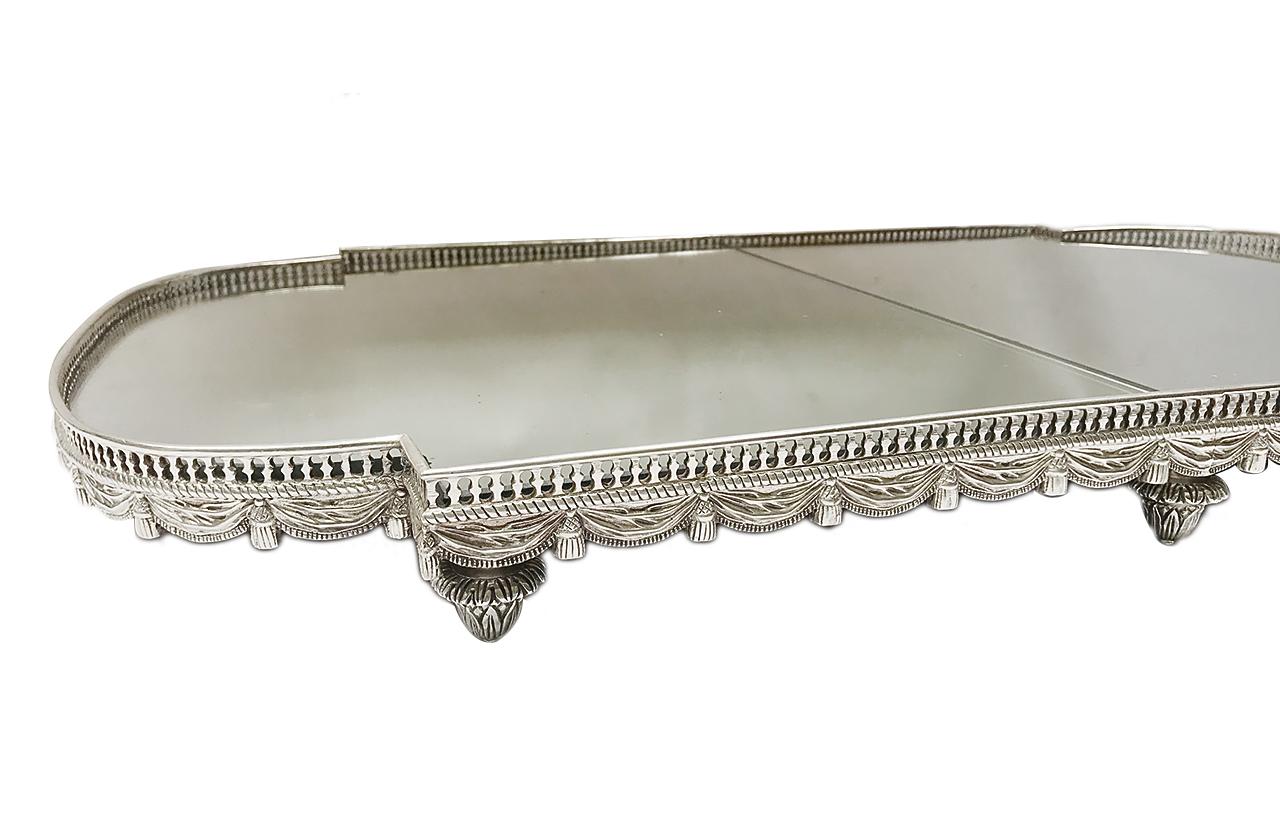 Français Plateau de table français ancien en métal argenté en vente