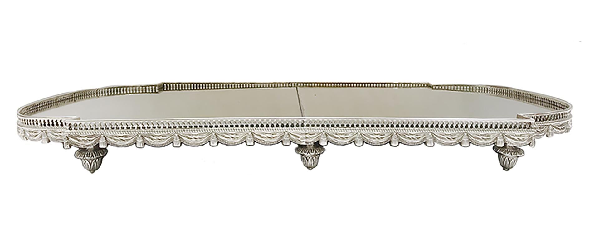 Plateau de table français ancien en métal argenté Bon état - En vente à New York, NY