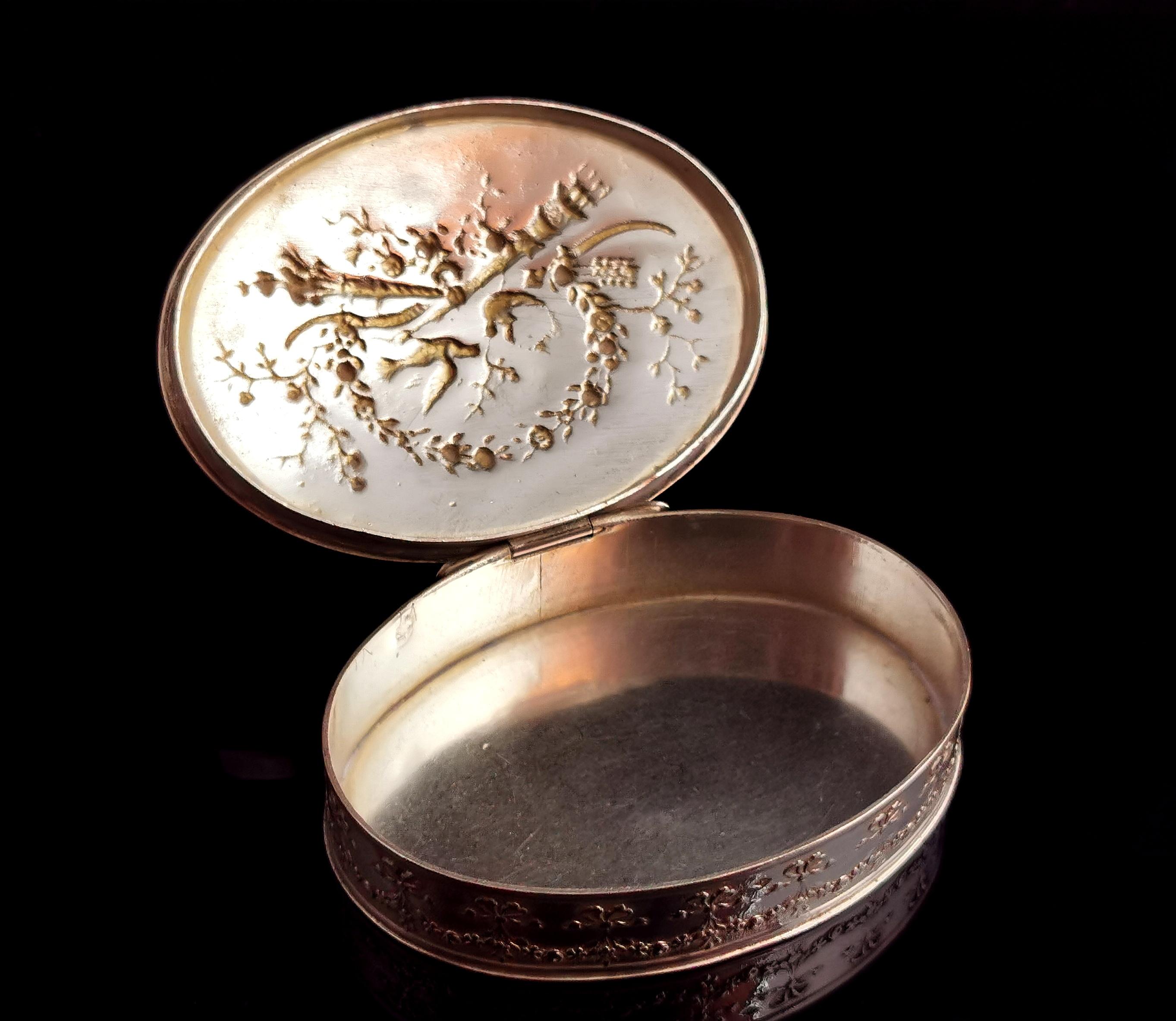 Antique French Silver Snuff Box, Peace Doves In Good Condition For Sale In NEWARK, GB