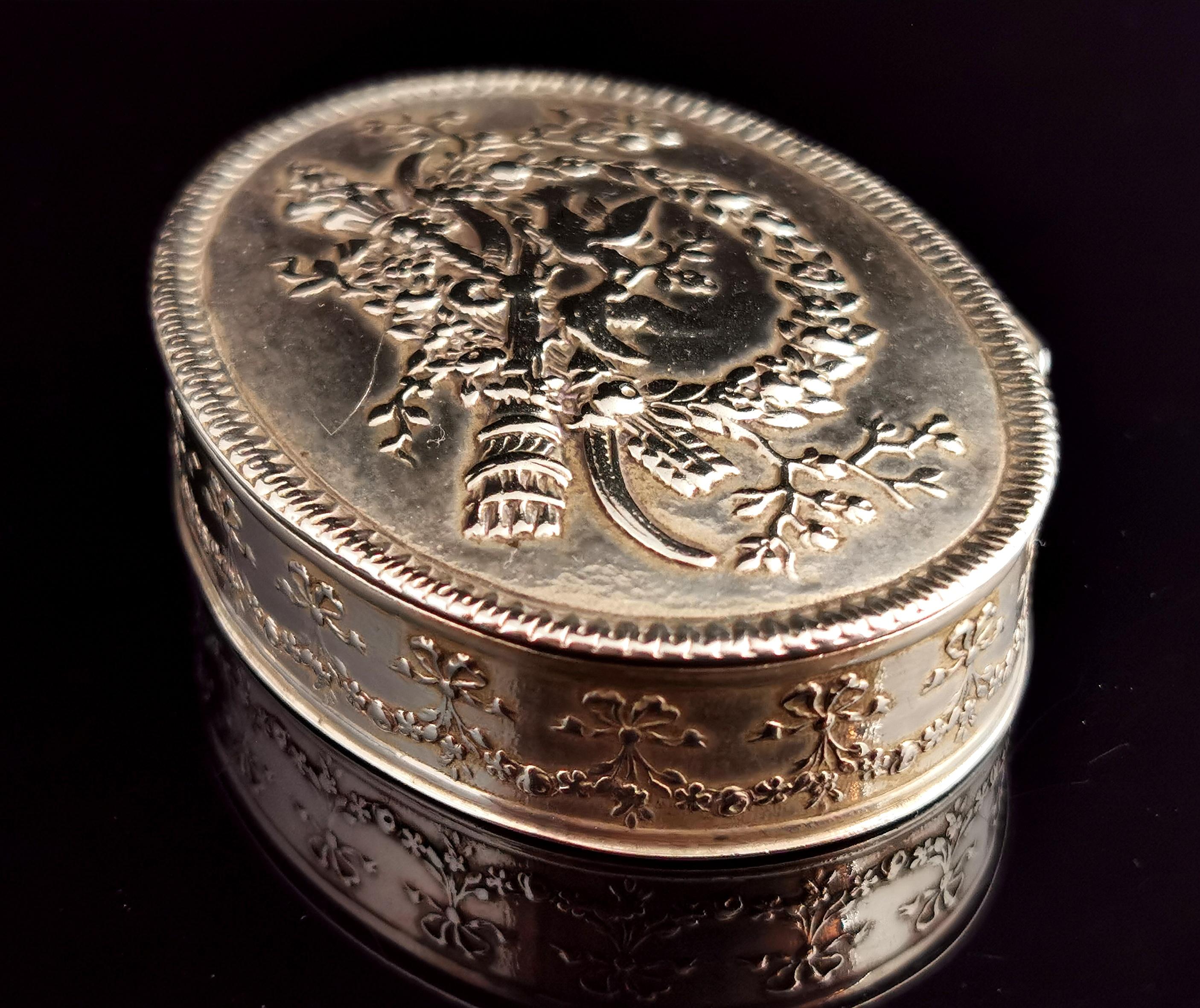 Antike französische Schnupftabakdose aus Silber, Friedenstauben im Zustand „Gut“ im Angebot in NEWARK, GB