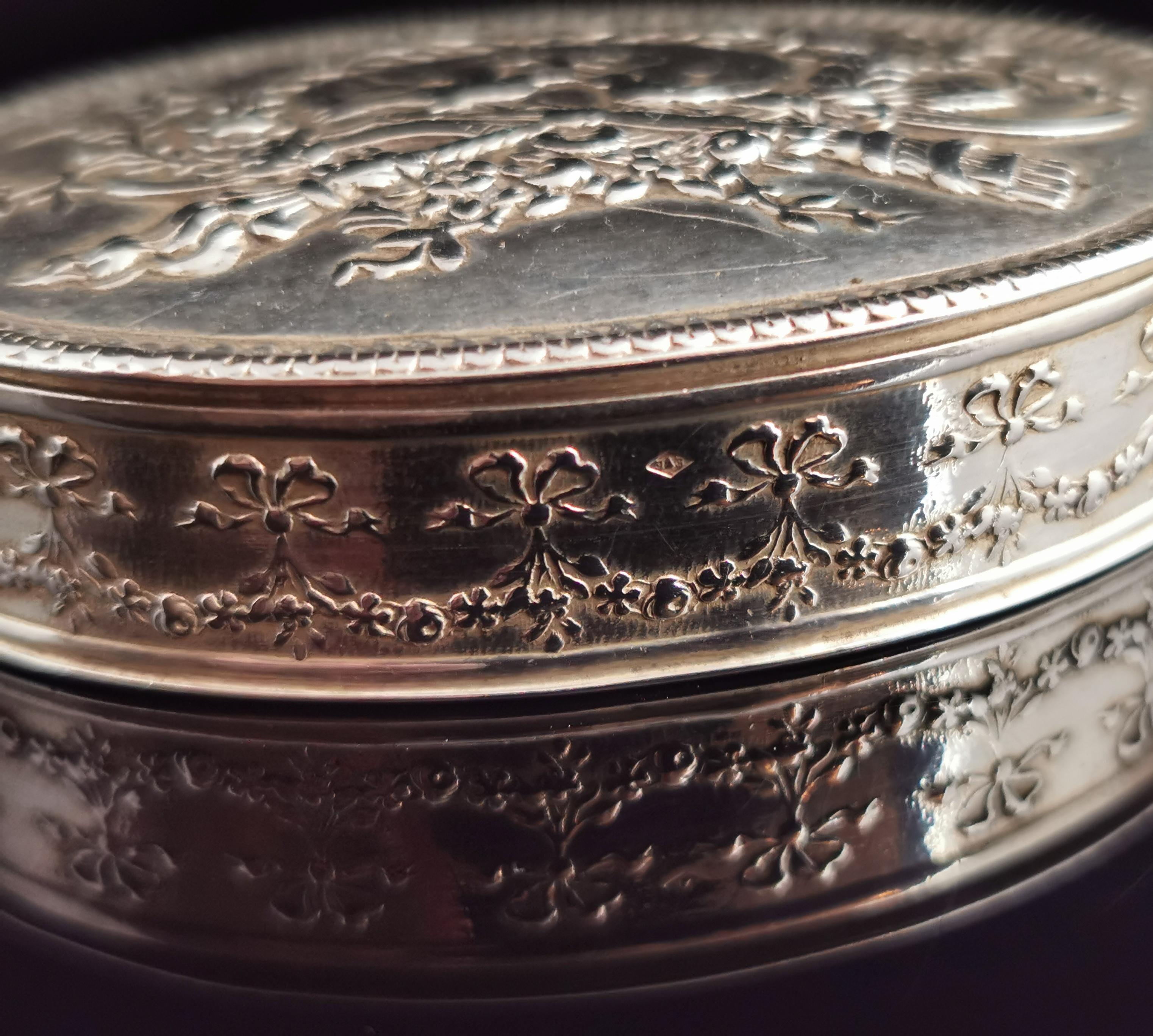 Antike französische Schnupftabakdose aus Silber, Friedenstauben für Damen oder Herren im Angebot