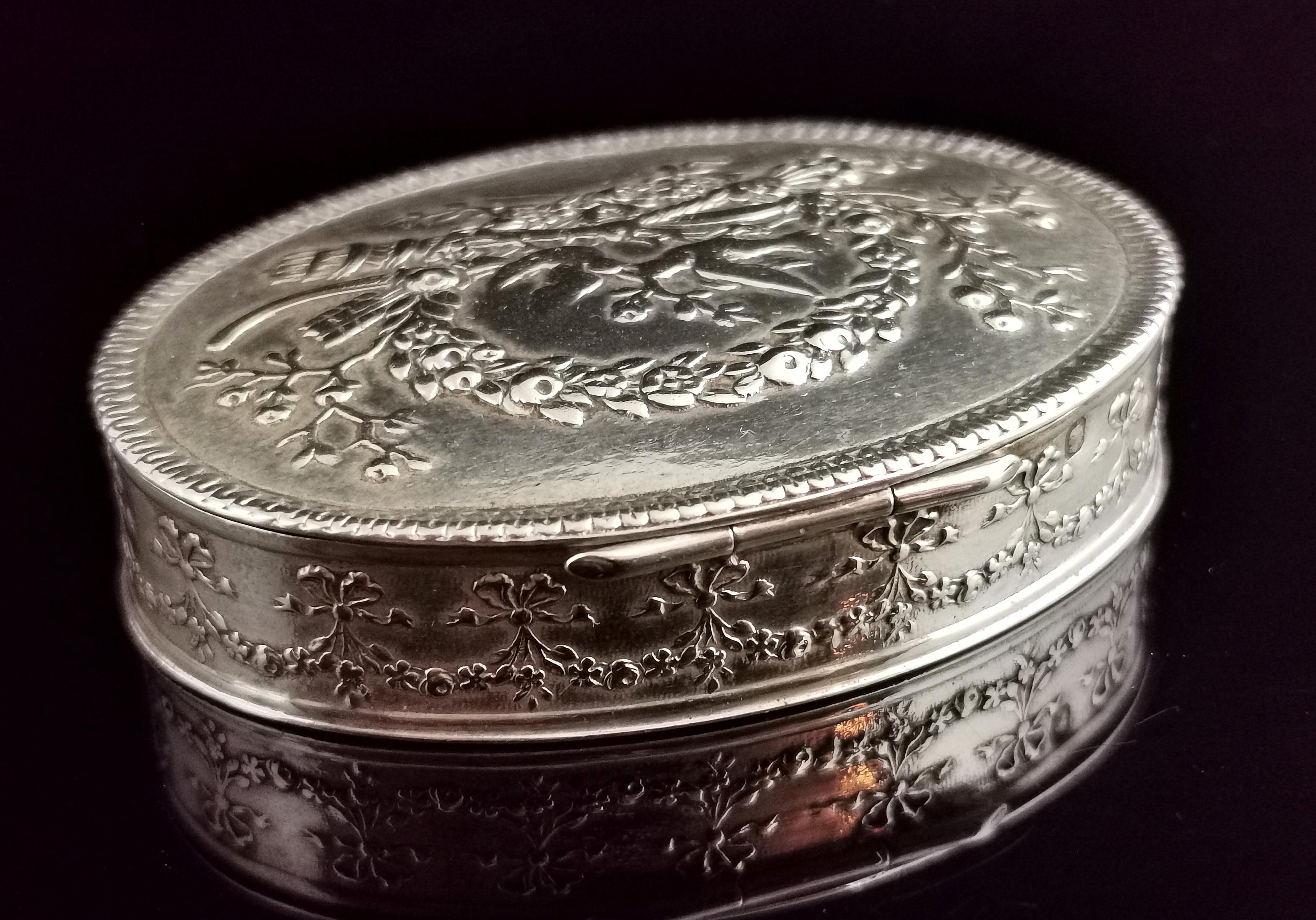 Antike französische Schnupftabakdose aus Silber, Friedenstauben im Angebot 2