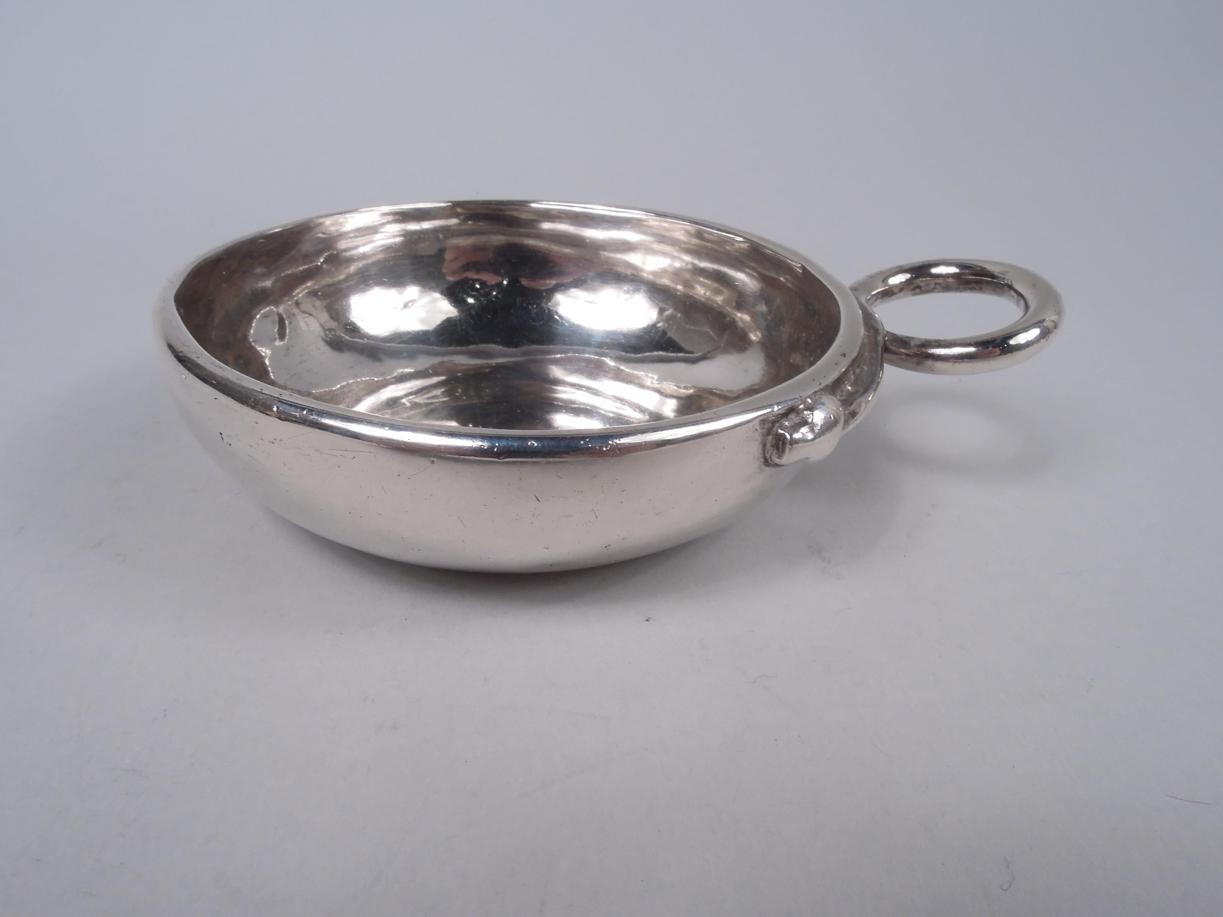 Französischer Weinprüfer aus Silber, 18. Jahrhundert. Schale mit geschwungenen Maßen; Ringgriff mit Schlangenkopf und verschnörkelten Schwanzenden. Abgenutzter eingeschnittener Name. Markiert. Gewicht: 3.5 Feinunzen. 
