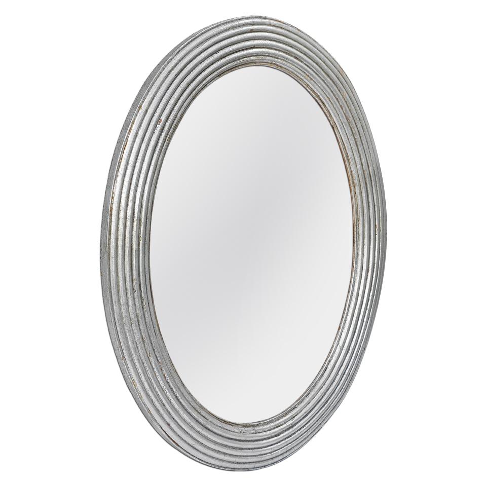 Antiguo espejo oval francés de madera plateada patinada con decoración acanalada, época Art Decó, hacia 1930. Marco antiguo re-silverizado con hoja. Anchura del marco: 5,5 cm / 2,16 pulg. Espejo moderno de cristal. Dorso de madera.