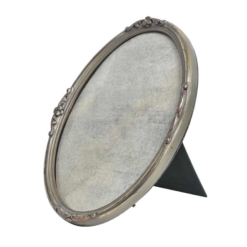 Antiguo marco de fotos ovalado francés de madera plateada, hacia 1900. Antiguo marco oval decorado con volutas de follaje. Anchura del marco: 1,5 cm / 0,59 pulg. Adecuado para fotos de 18 x 24 cm (7,08 x 9,44 pulg.) En la parte trasera, un caballete