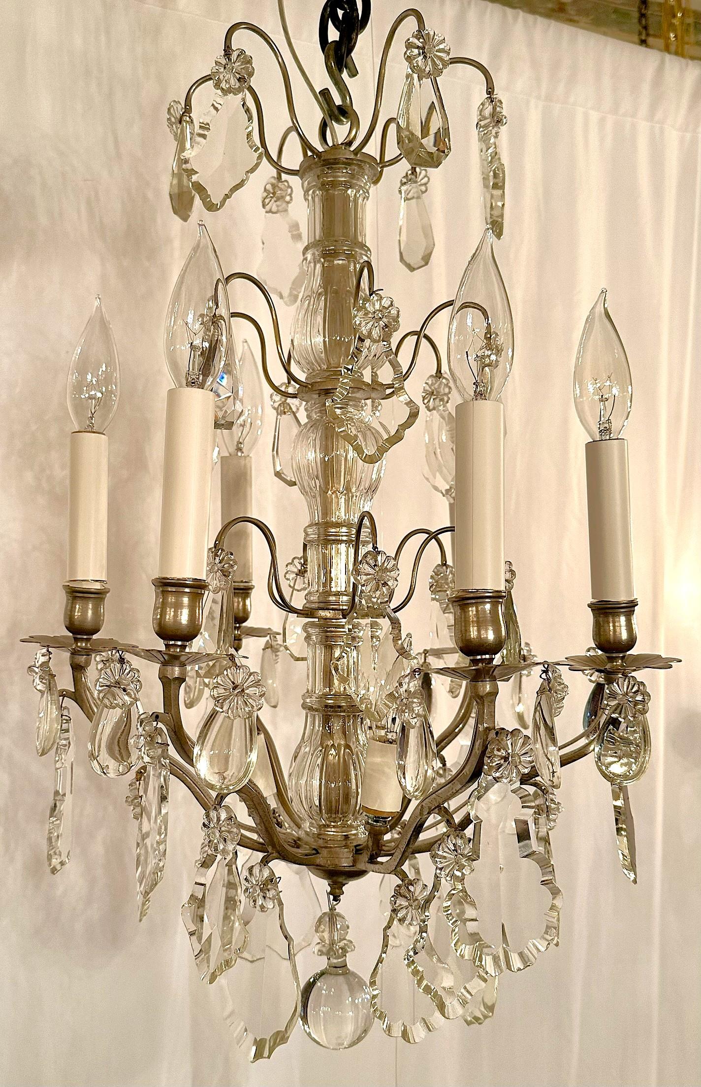 Francese Antico lampadario francese in bronzo argentato e cristallo tagliato, 1880-1900 circa. in vendita