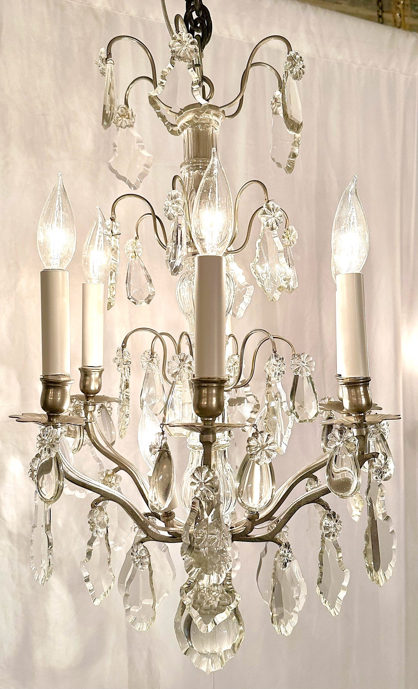 Antico lampadario francese in bronzo argentato e cristallo tagliato, 1880-1900 circa. In condizioni buone in vendita a New Orleans, LA