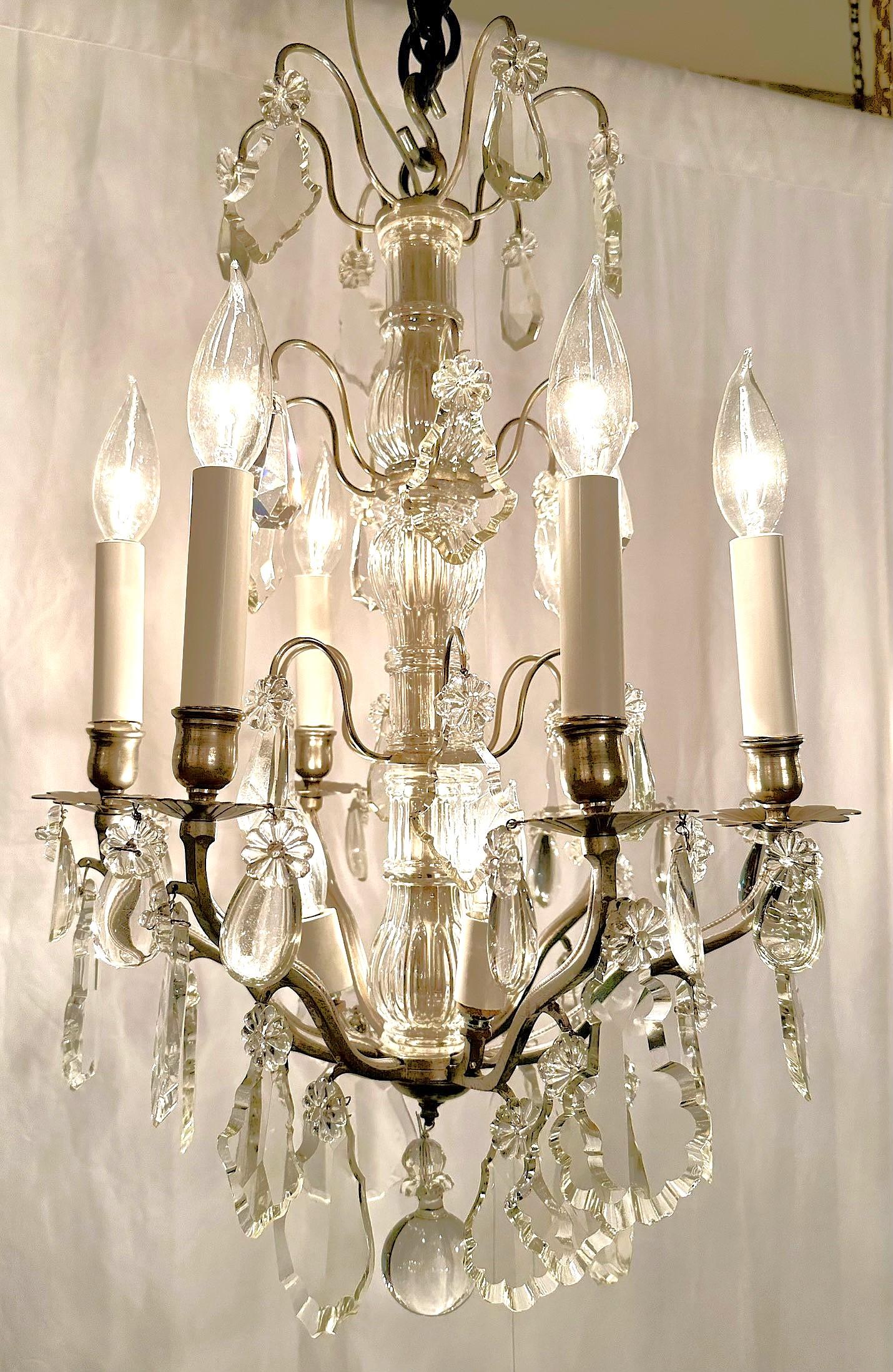 XIX secolo Antico lampadario francese in bronzo argentato e cristallo tagliato, 1880-1900 circa. in vendita