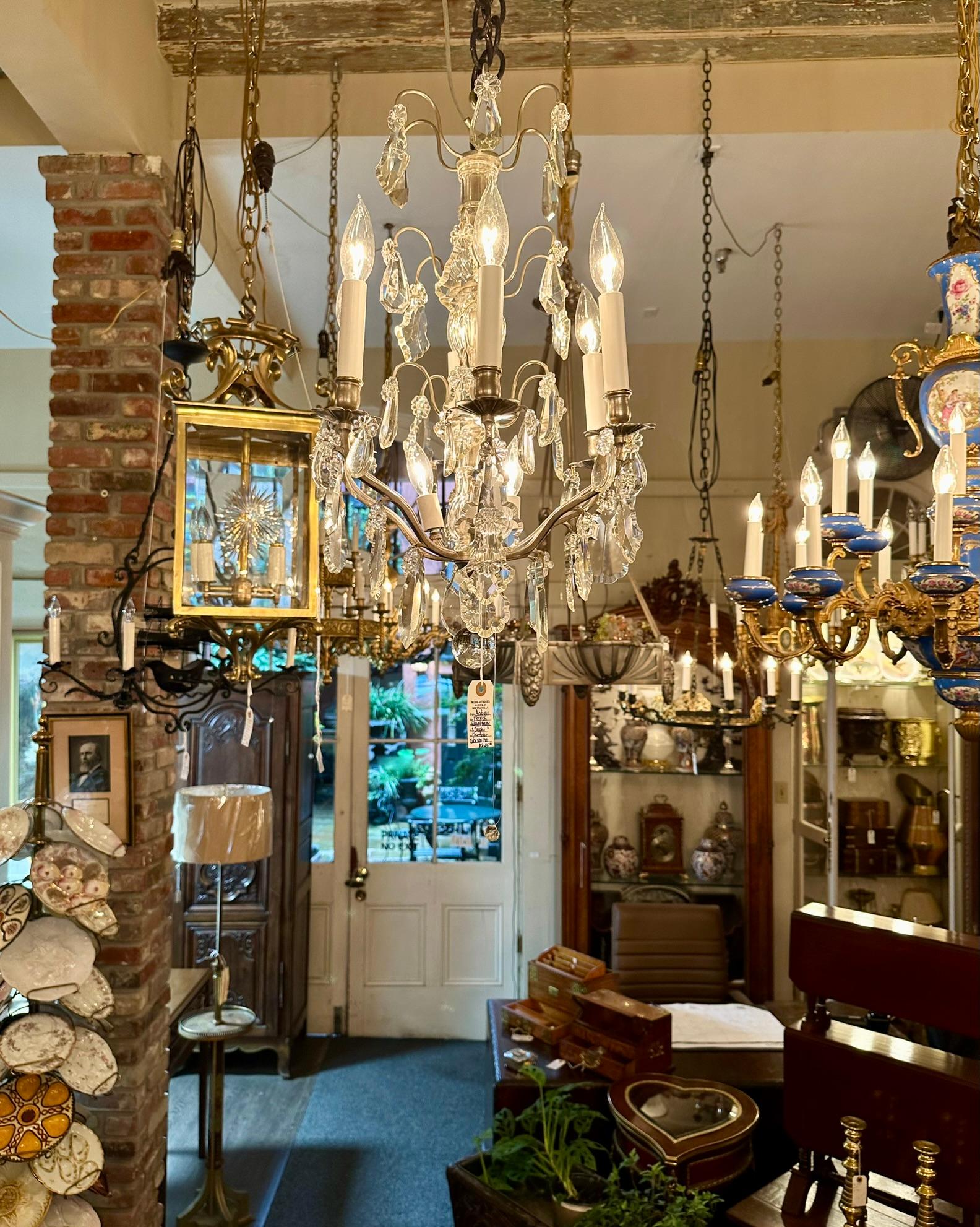 Antico lampadario francese in bronzo argentato e cristallo tagliato, 1880-1900 circa. in vendita 4