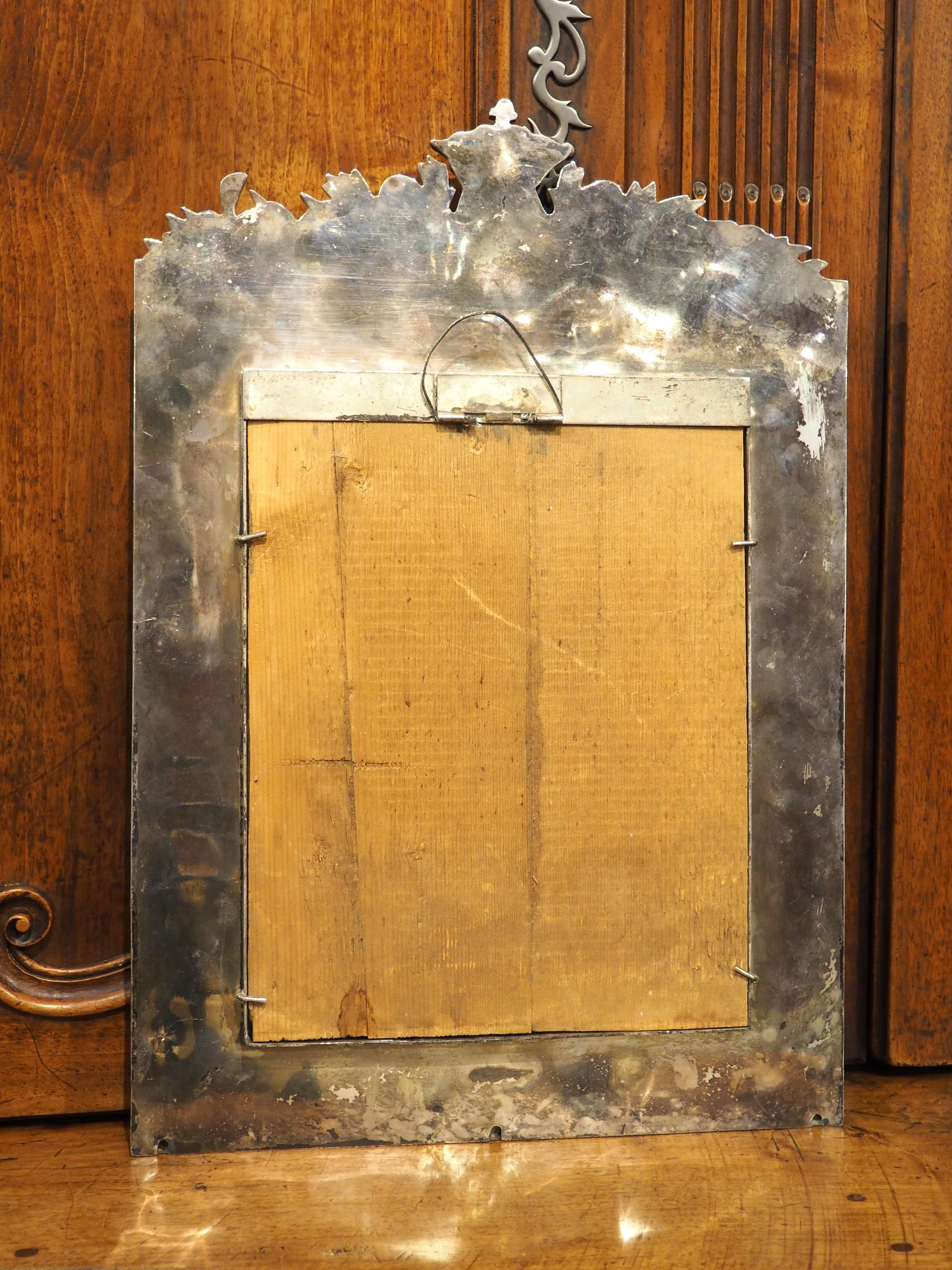 Ulteriori informazioni in arrivo...

Un bellissimo specchio da parete francese, risalente al 1900 circa.  Lo specchio rettangolare è circondato da una cornice a tema floreale in bronzo argentato.  Inoltre, lo stemma è costituito da un'immagine