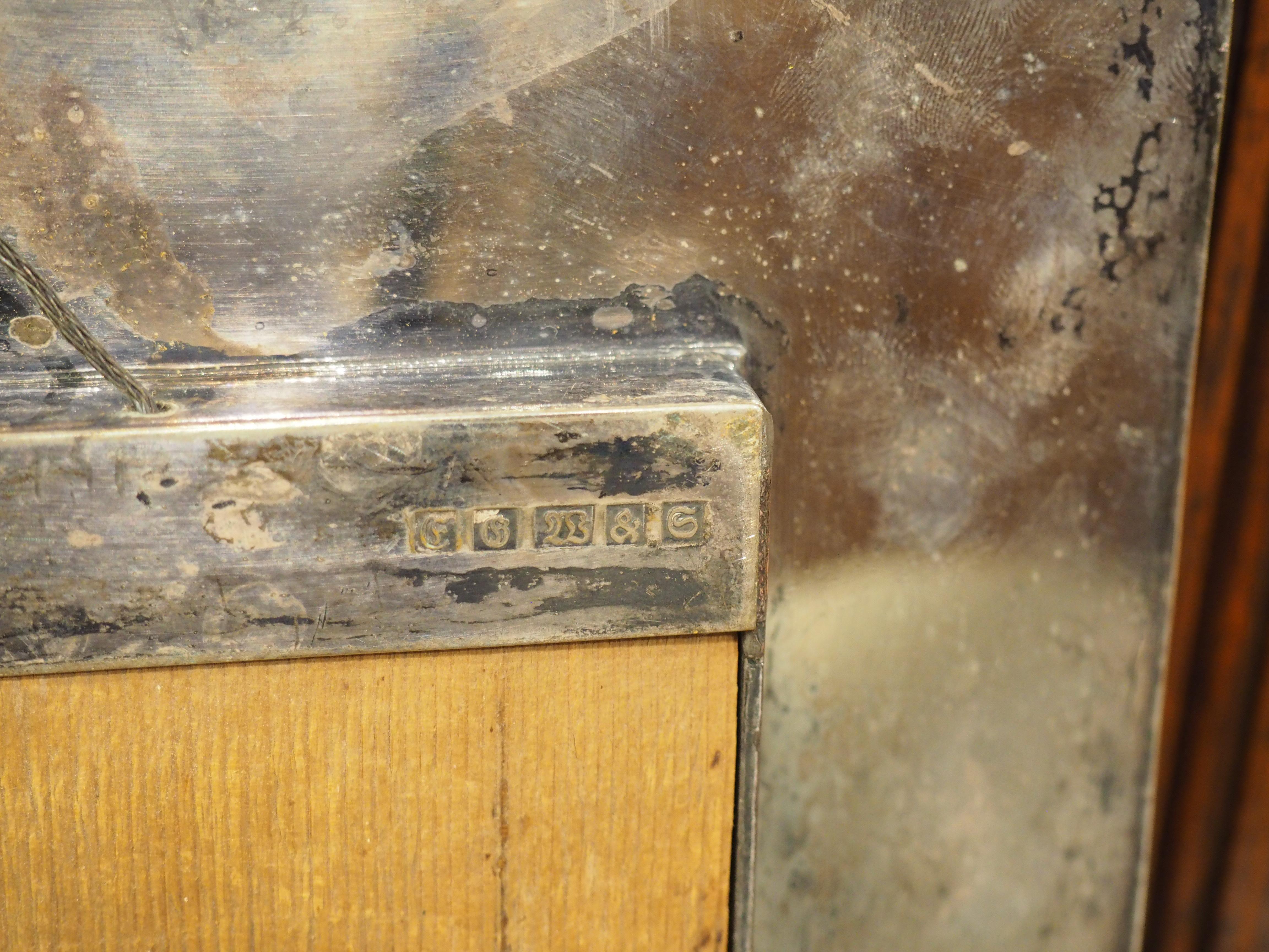 Ulteriori informazioni in arrivo...

Un bellissimo specchio da parete francese, risalente al 1900 circa.  Lo specchio rettangolare è circondato da una cornice a tema floreale in bronzo argentato.  Inoltre, lo stemma è costituito da un'immagine