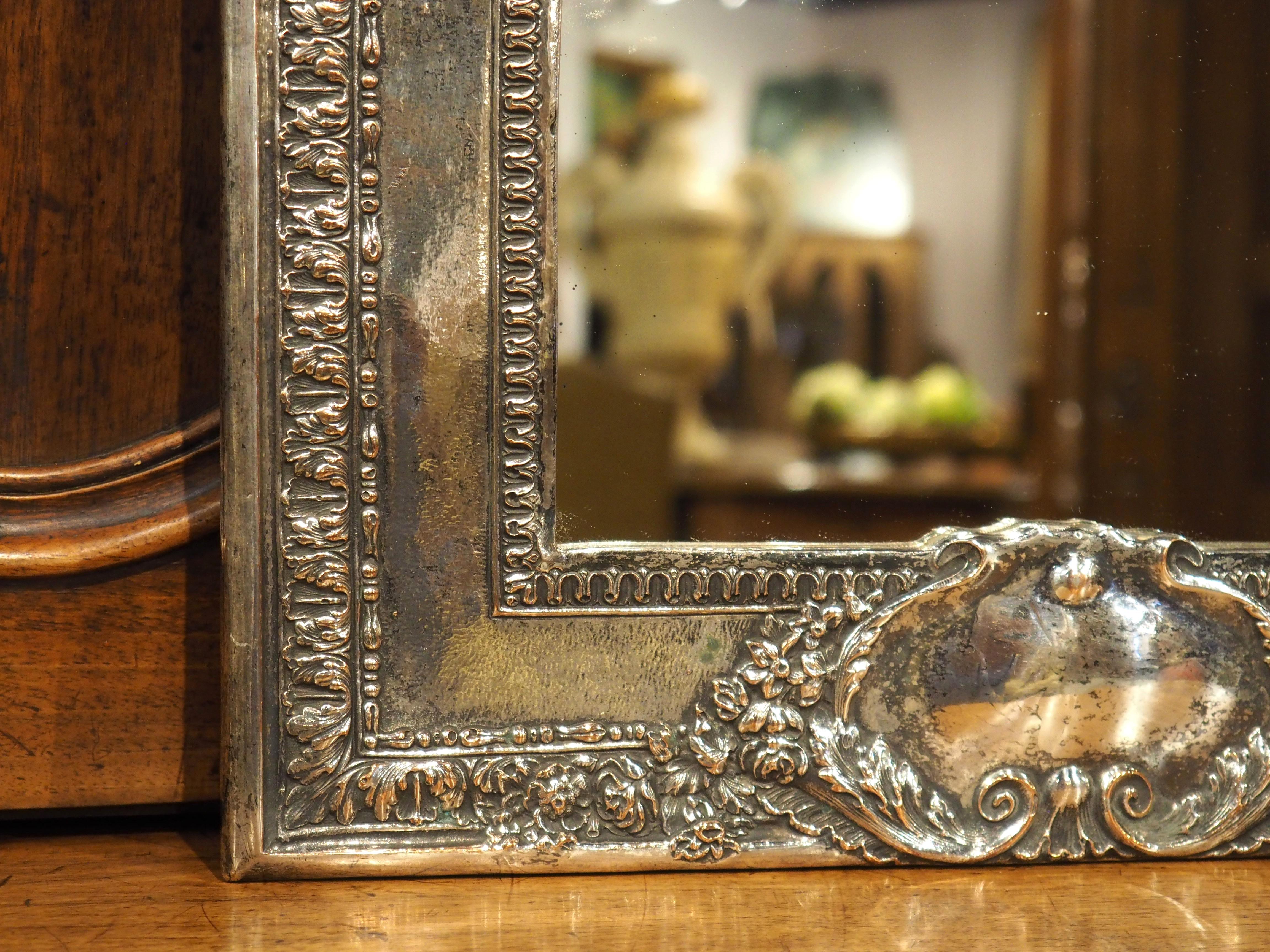 Francese Antique Mirror francese in bronzo argentato con stemma reale, C.C. 1900 in vendita