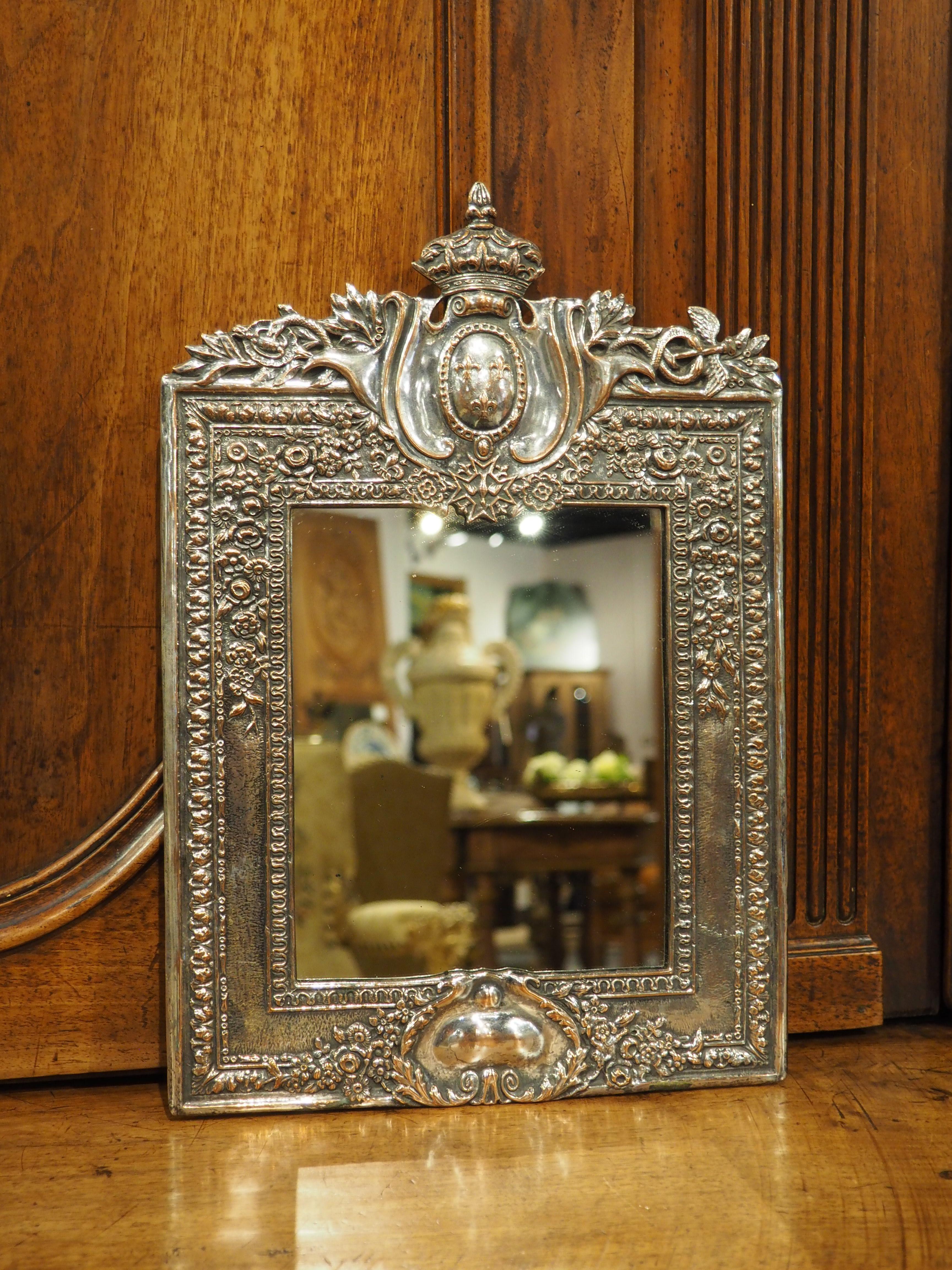 Francese Antique Mirror francese in bronzo argentato con stemma reale, C.C. 1900 in vendita