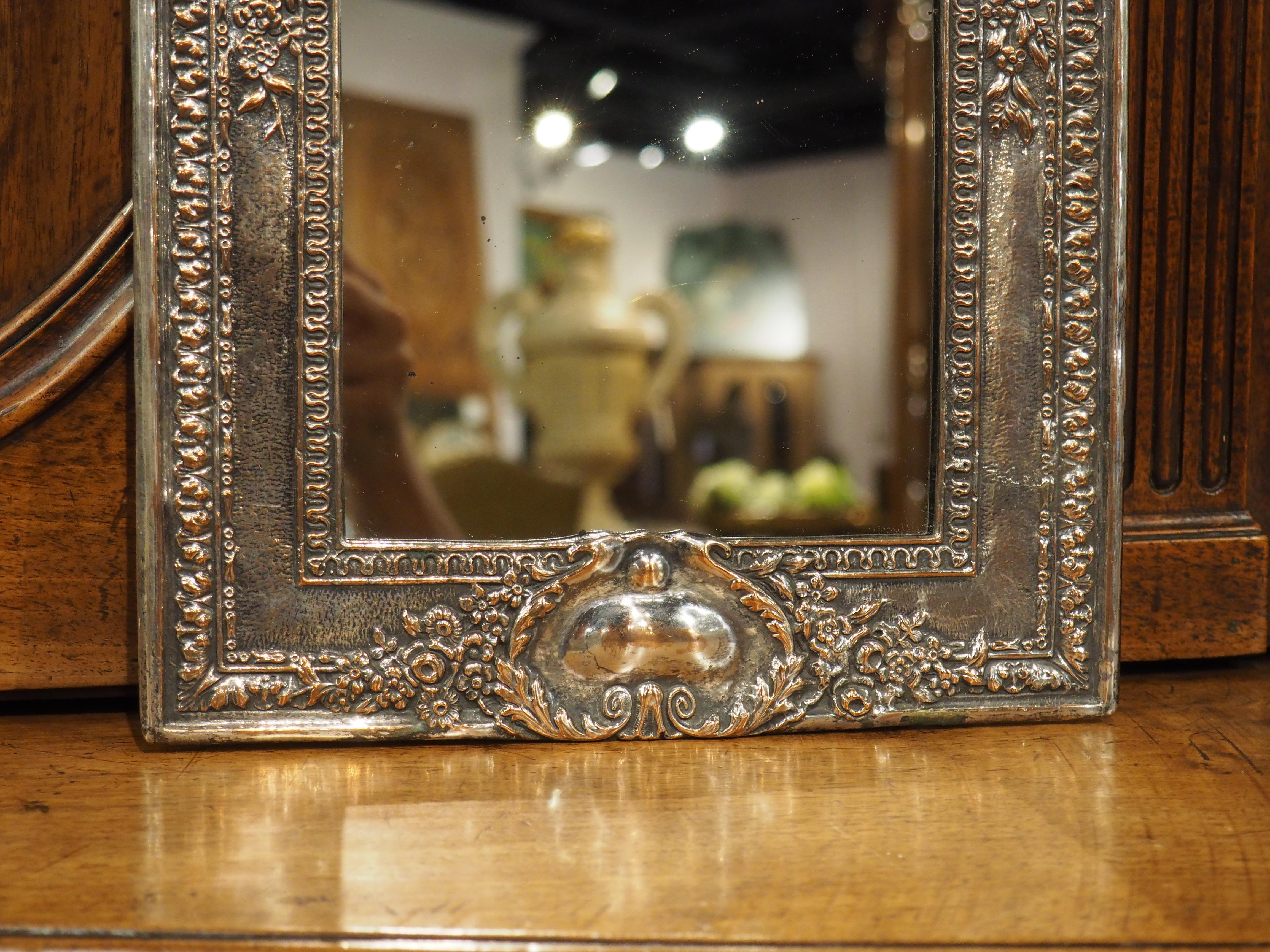 Argentato Antique Mirror francese in bronzo argentato con stemma reale, C.C. 1900 in vendita