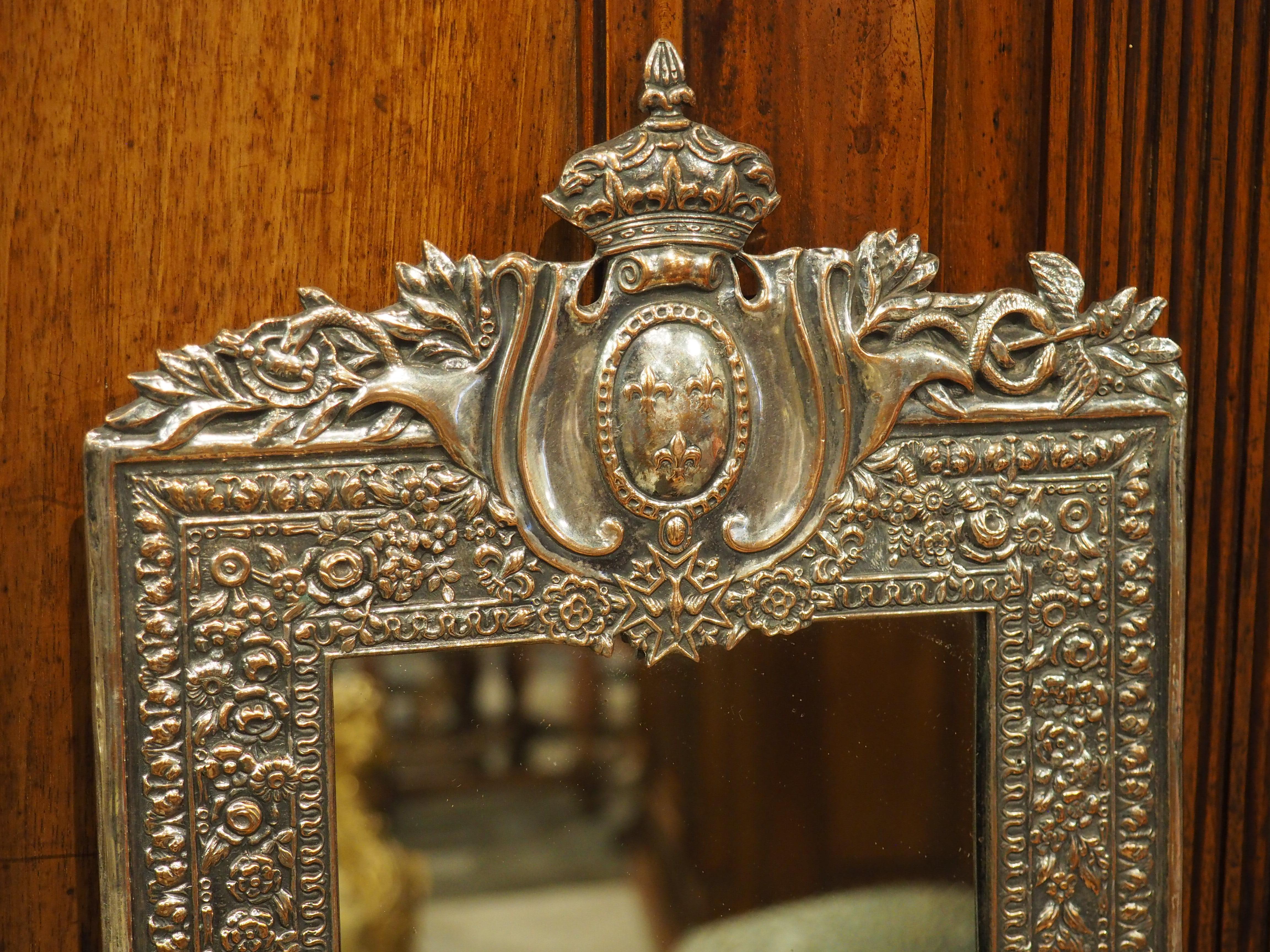 Inizio XX secolo Antique Mirror francese in bronzo argentato con stemma reale, C.C. 1900 in vendita