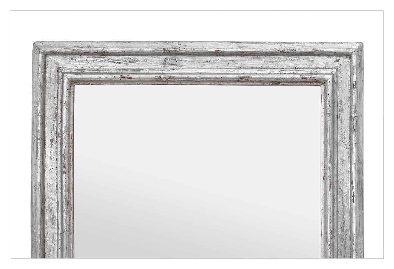 Français Antique Miroir mural français en bois argenté patiné, circa 1940 en vente