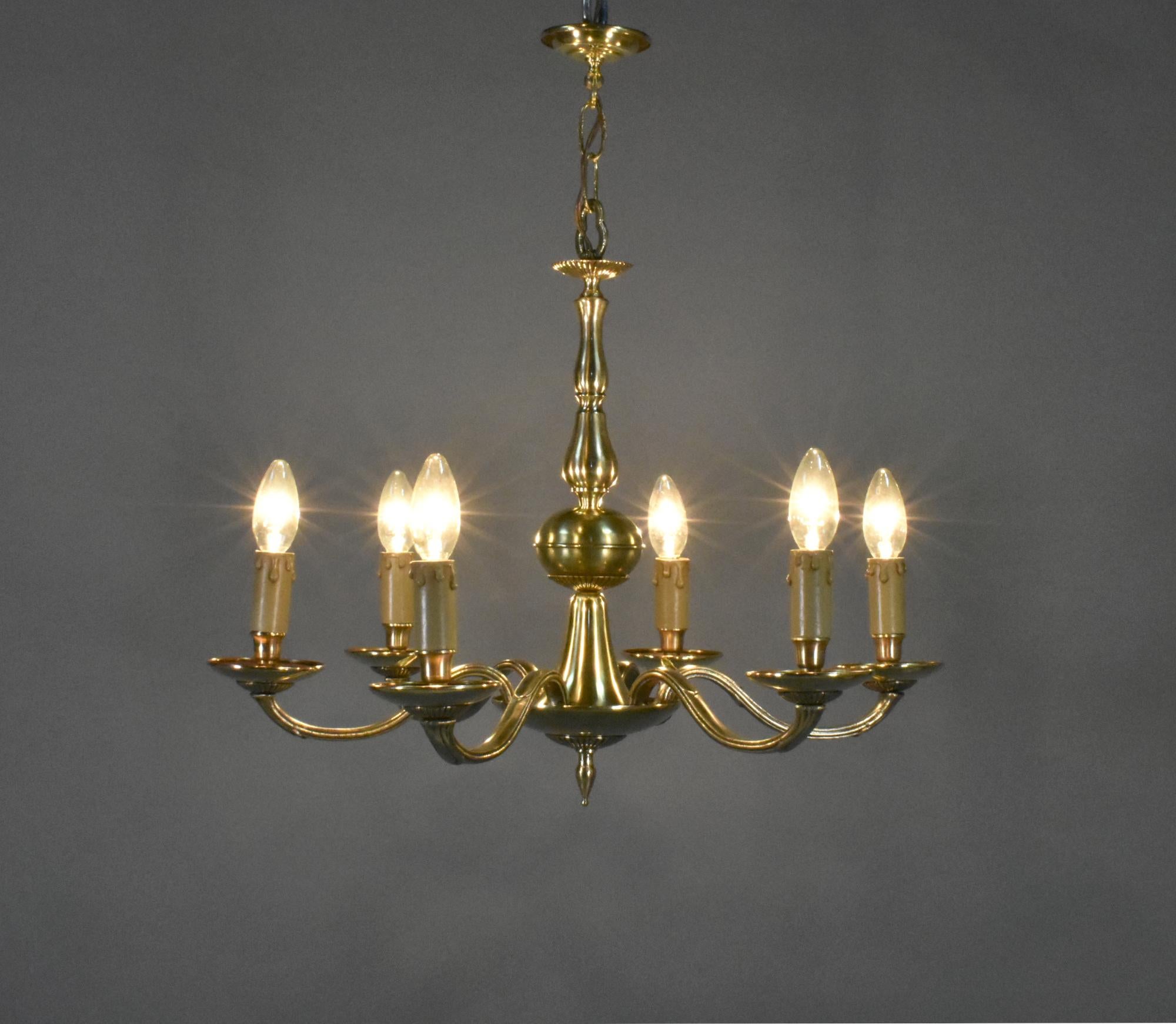 Lustre français ancien à six lumières en bronze de style Louis XVI 

Cet élégant lustre à six lumières en bronze est suspendu par des maillons de chaîne décoratifs à la rosace du plafond. 

La colonne centrale tournée descend jusqu'à la coupelle