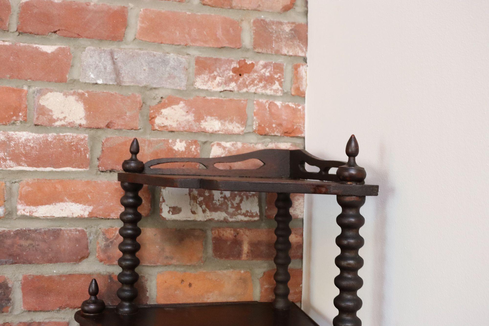 Antique French Six-Tier Acajou teinté Spool Form Etagere / Etagère d'angle en vente 3