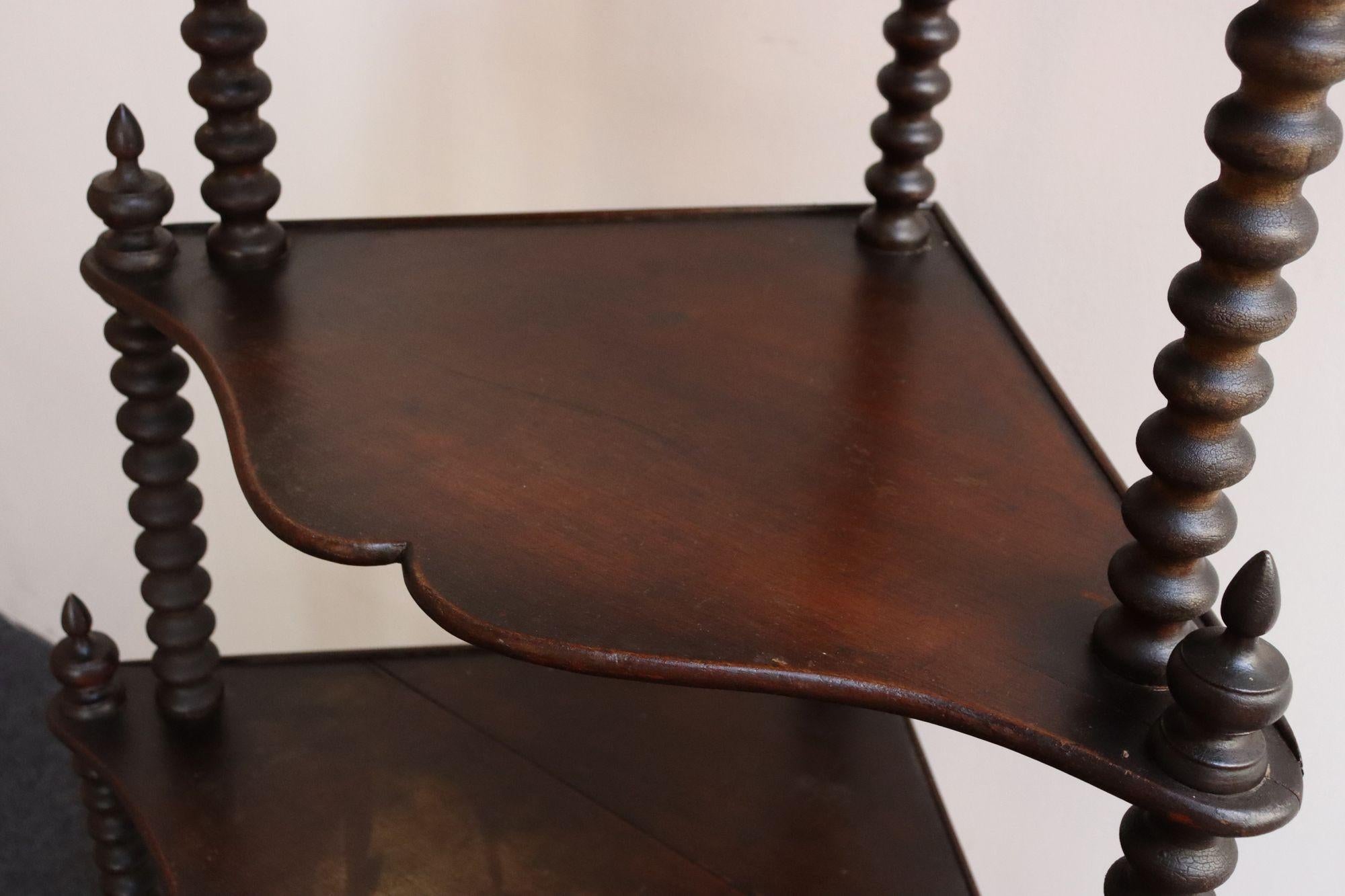 Antique French Six-Tier Acajou teinté Spool Form Etagere / Etagère d'angle en vente 5