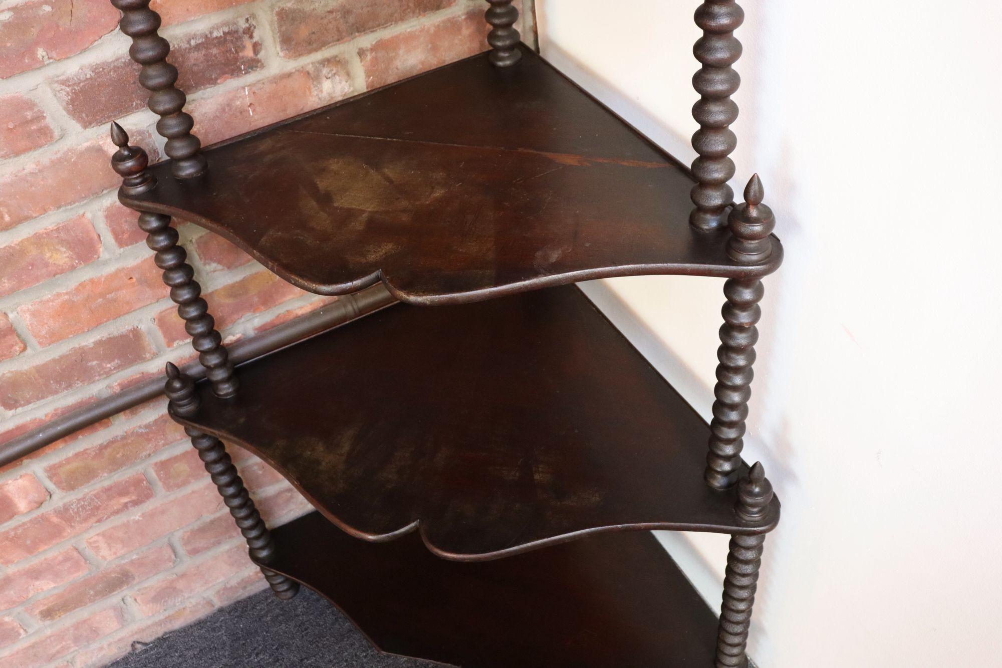 Antique French Six-Tier Acajou teinté Spool Form Etagere / Etagère d'angle en vente 7