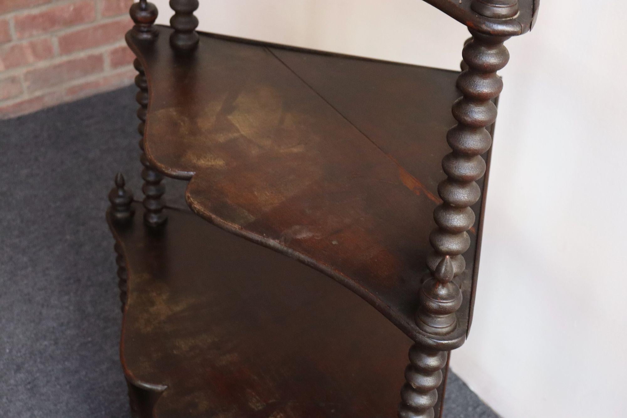 Antique French Six-Tier Acajou teinté Spool Form Etagere / Etagère d'angle en vente 8