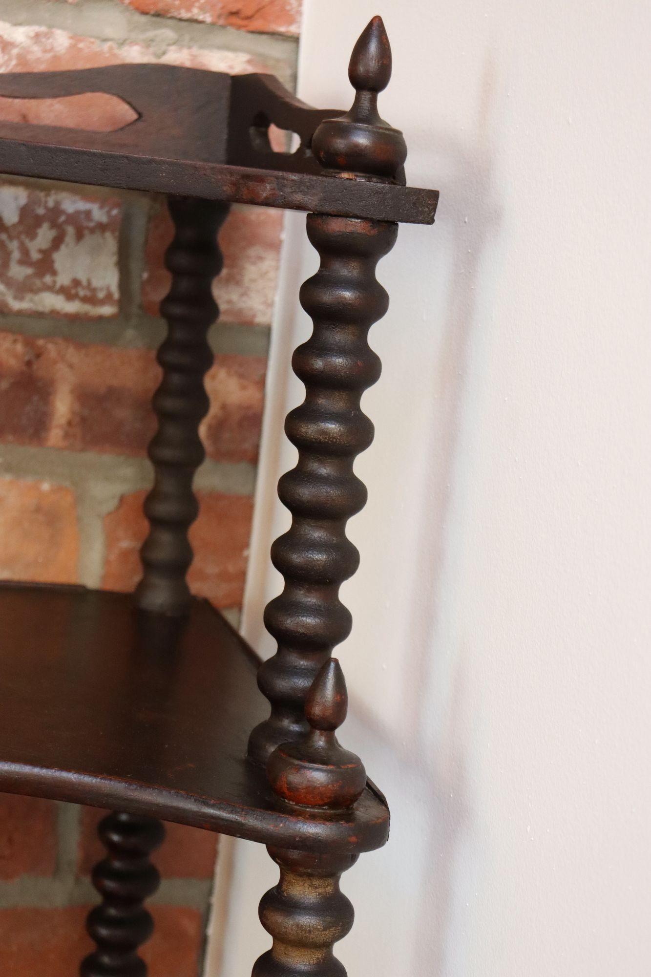 Antique French Six-Tier Acajou teinté Spool Form Etagere / Etagère d'angle en vente 9