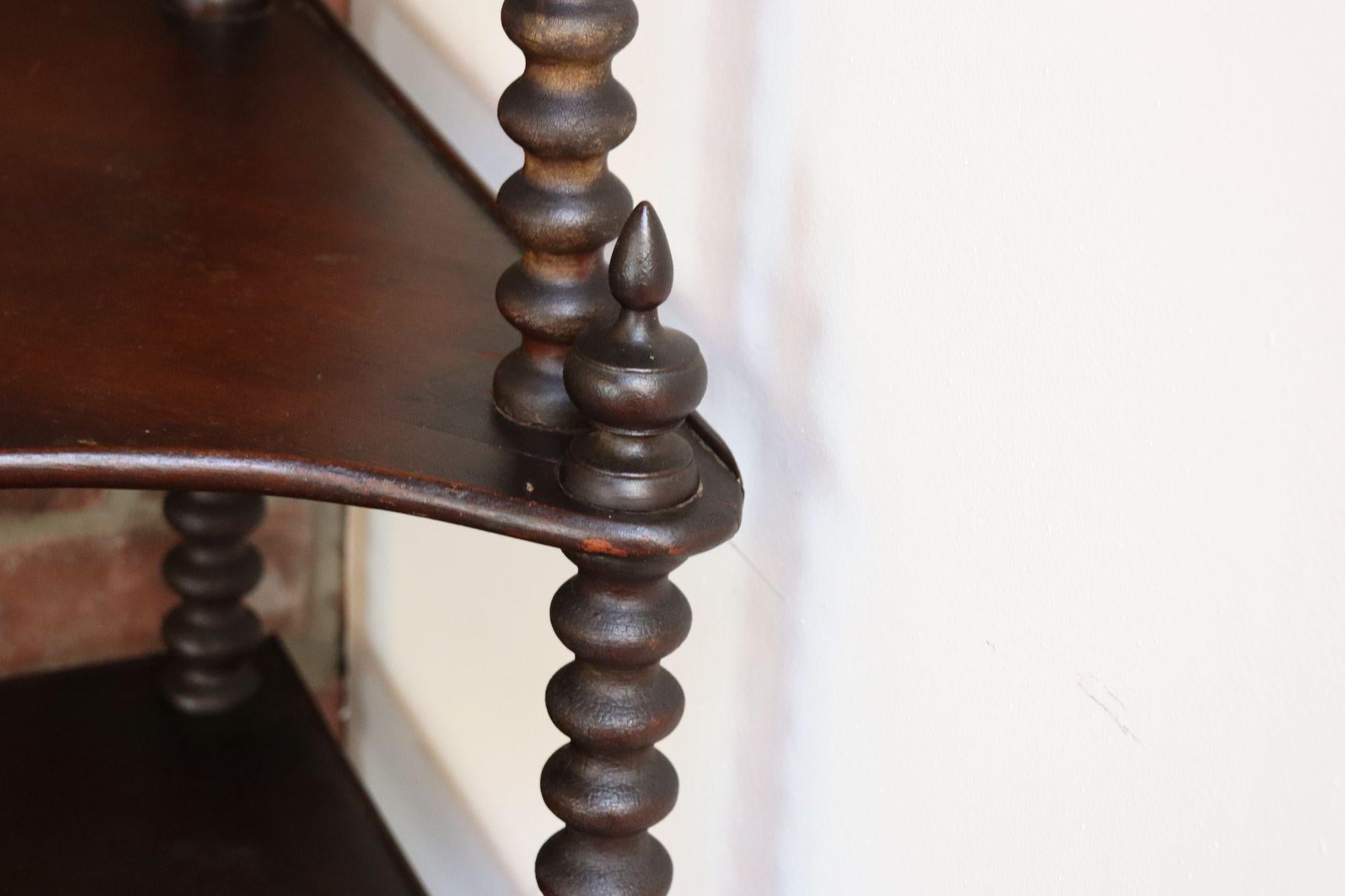 Antique French Six-Tier Acajou teinté Spool Form Etagere / Etagère d'angle en vente 10