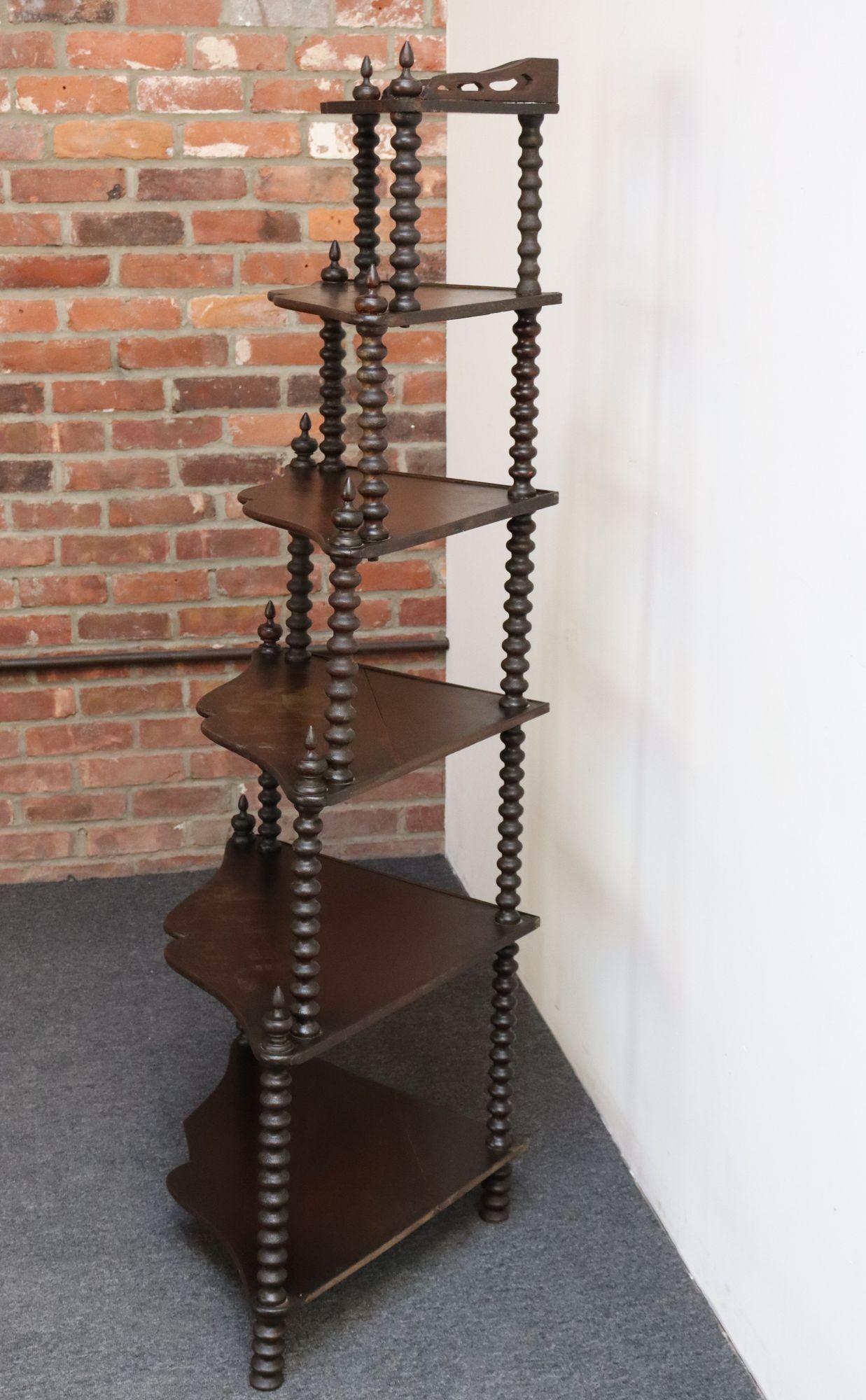 Arts and Crafts Antique French Six-Tier Acajou teinté Spool Form Etagere / Etagère d'angle en vente