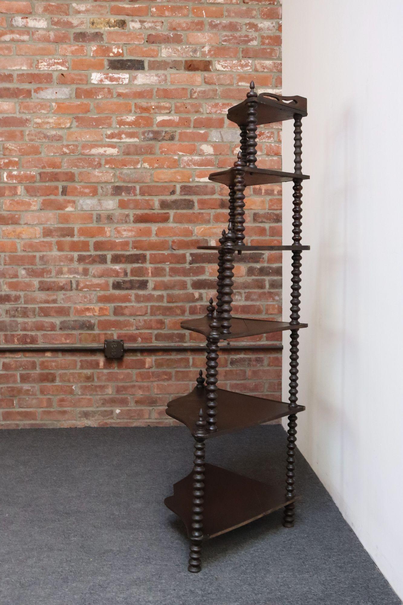 Français Antique French Six-Tier Acajou teinté Spool Form Etagere / Etagère d'angle en vente
