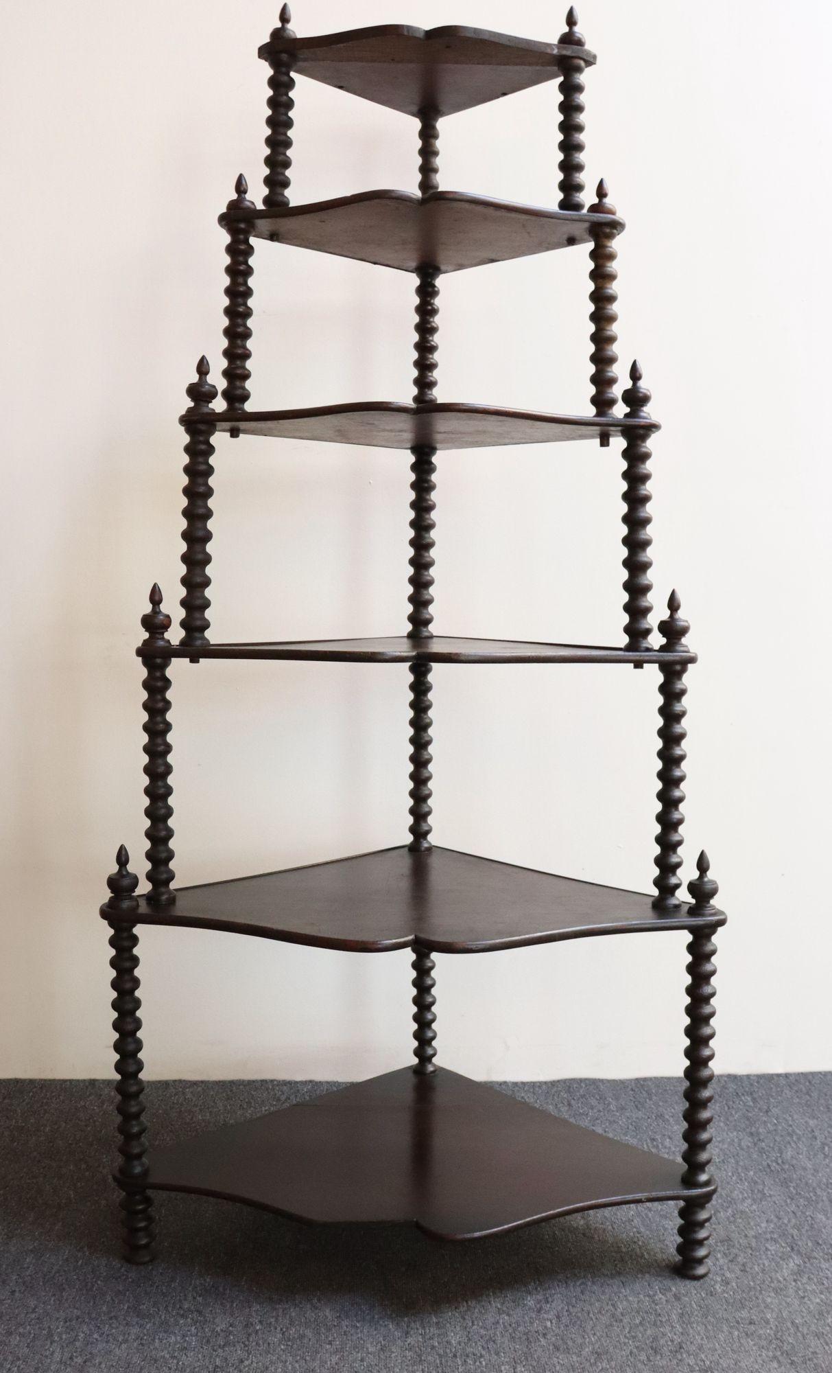 Sculpté Antique French Six-Tier Acajou teinté Spool Form Etagere / Etagère d'angle en vente