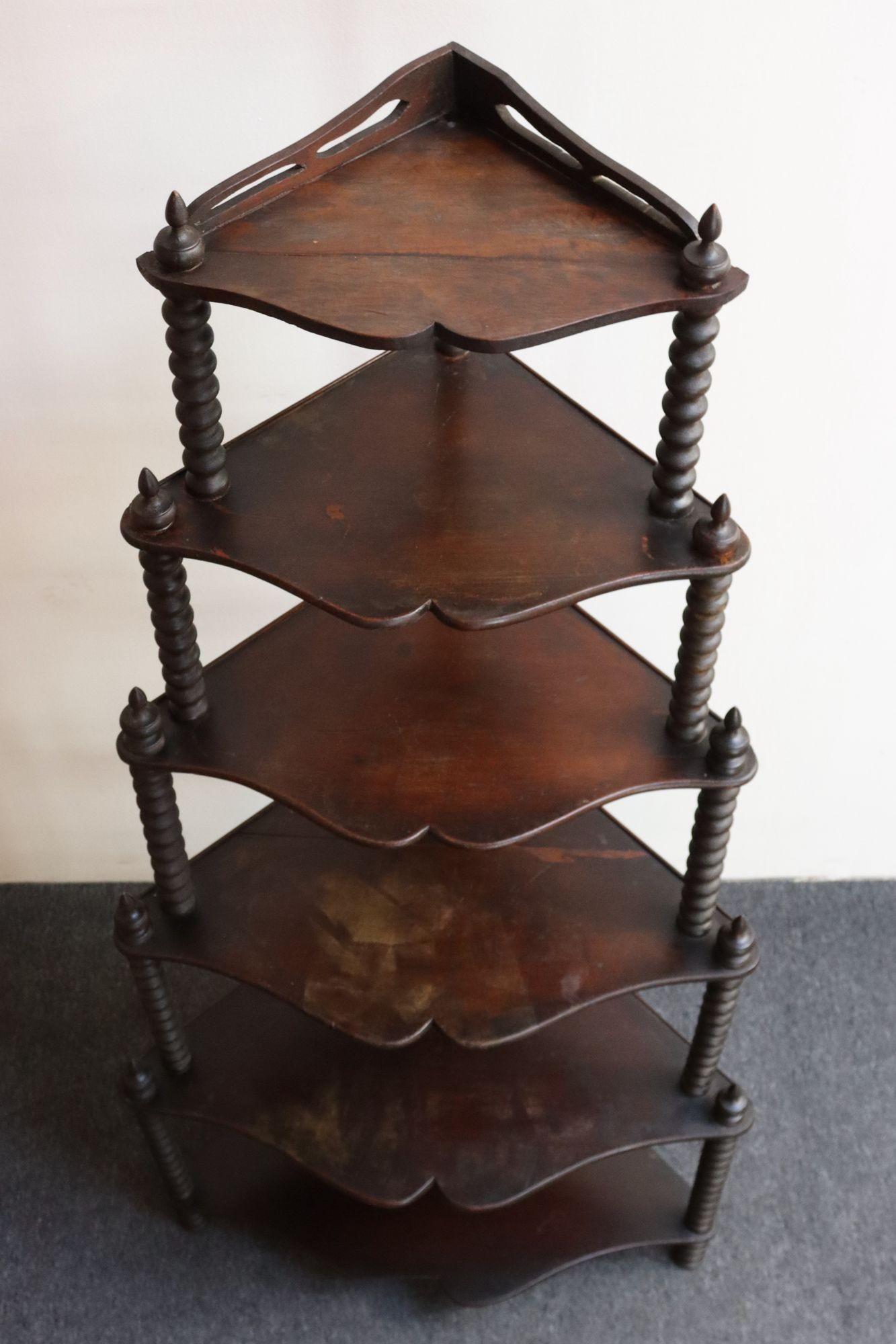 20ième siècle Antique French Six-Tier Acajou teinté Spool Form Etagere / Etagère d'angle en vente