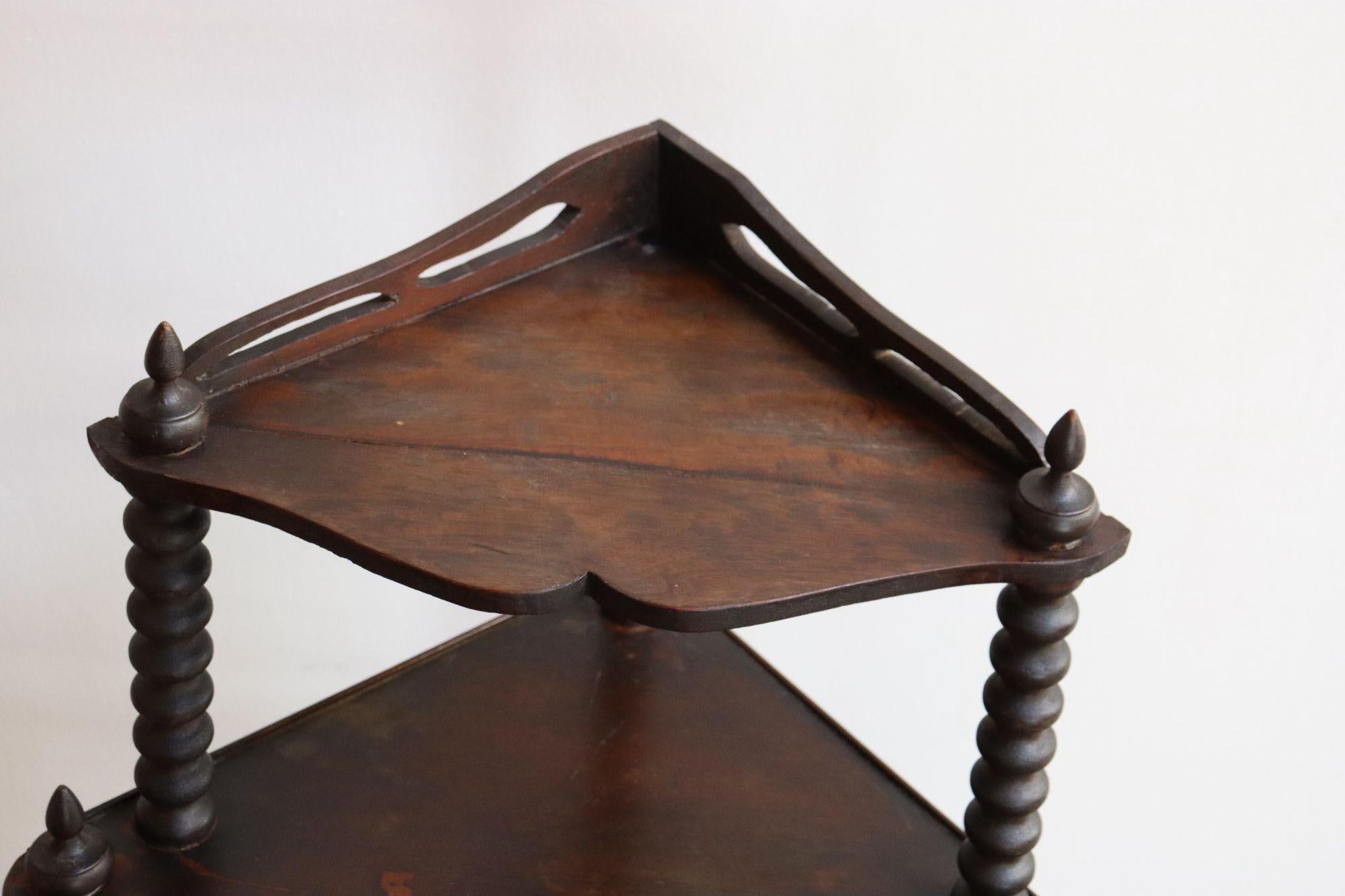 Antique French Six-Tier Acajou teinté Spool Form Etagere / Etagère d'angle en vente 2