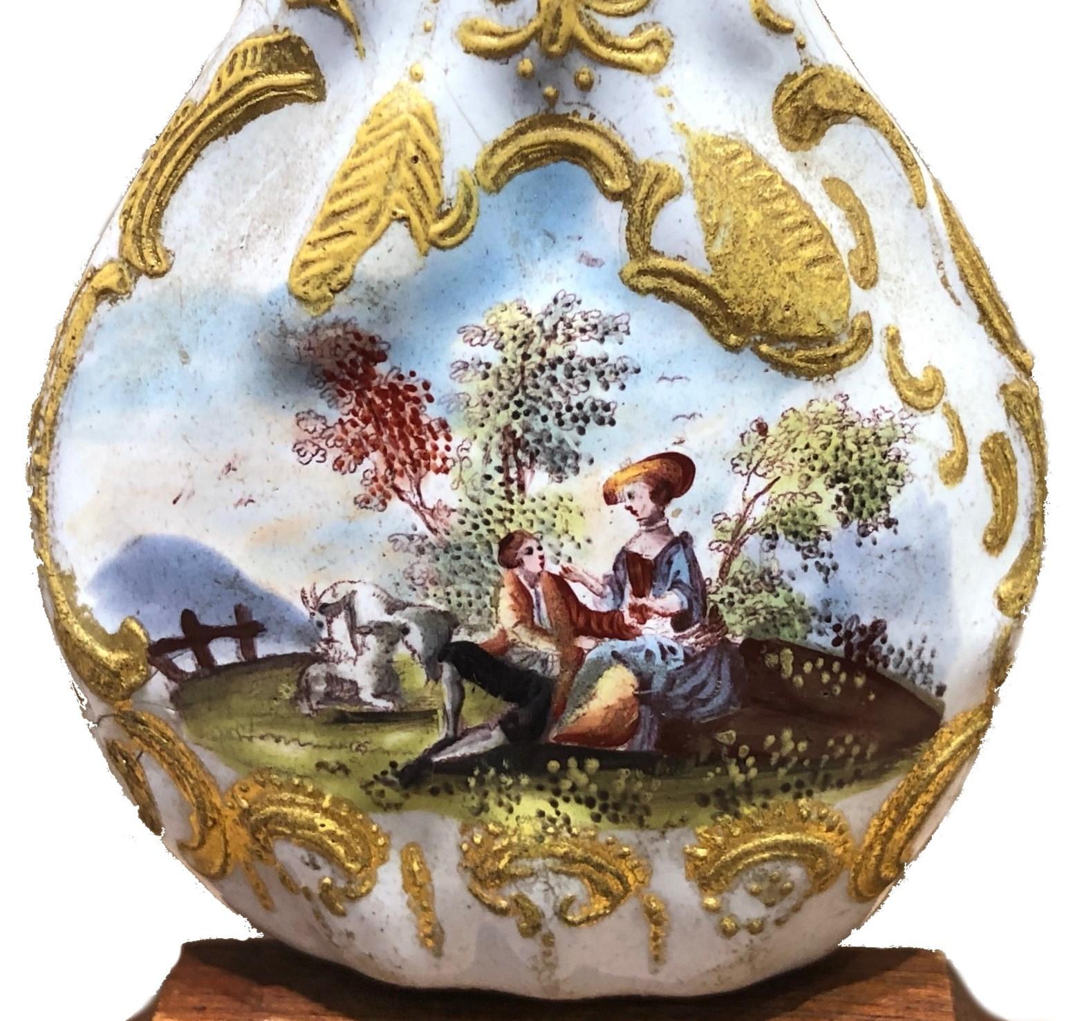 Antique French Snuff Bottle w/ Miniature Enamel Painting, XVIII Century In Good Condition In New York, NY