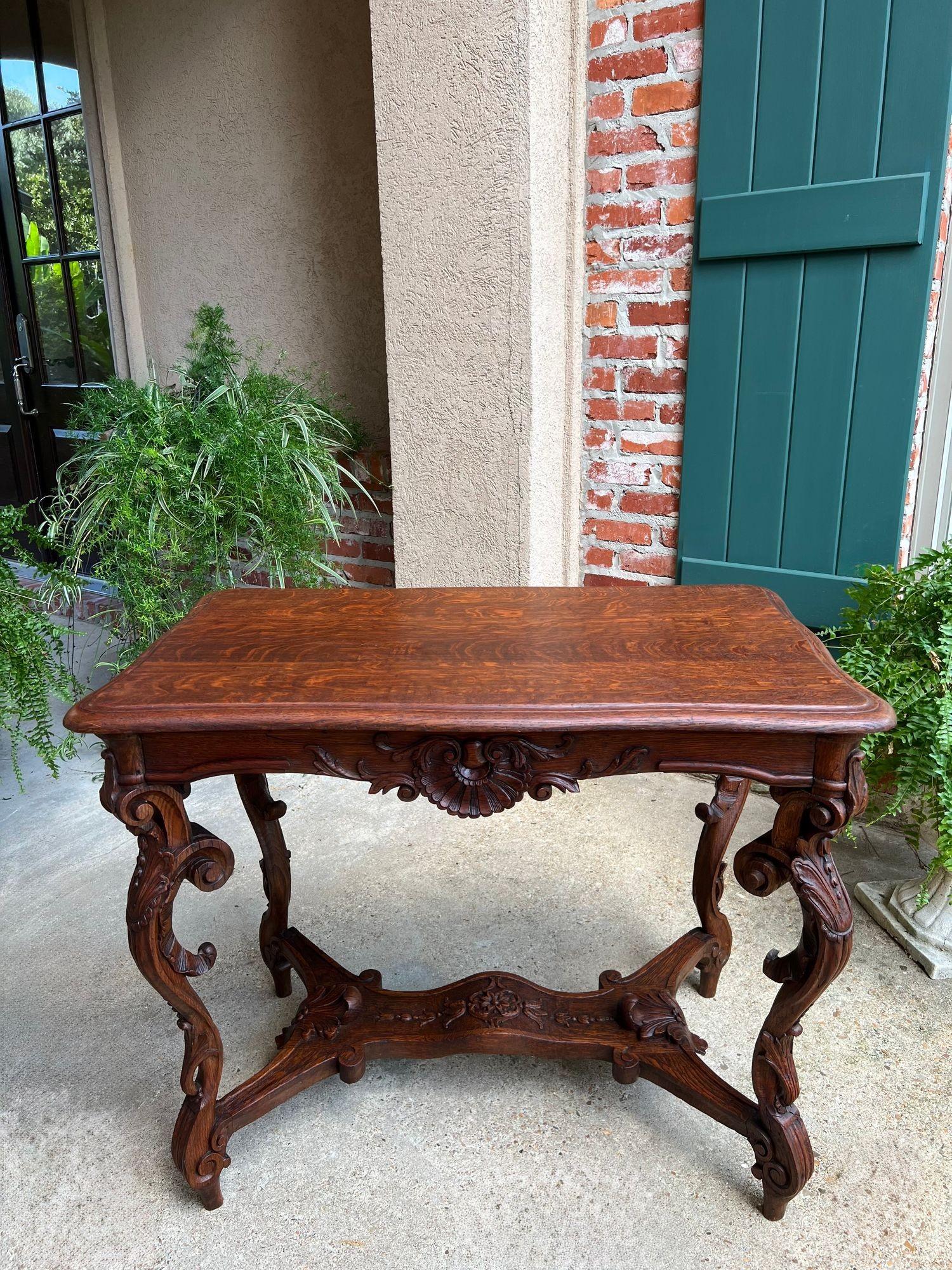 Antike Französisch Sofa Hall Tabelle geschnitzte Eiche Louis XV Rokoko Seite Ende Tabelle.

Direkt aus Frankreich, ein hochgradig geschnitzter antiker französischer Flur- oder Beistelltisch mit eleganten Schnitzereien im Stil Louis XV und Rokoko,