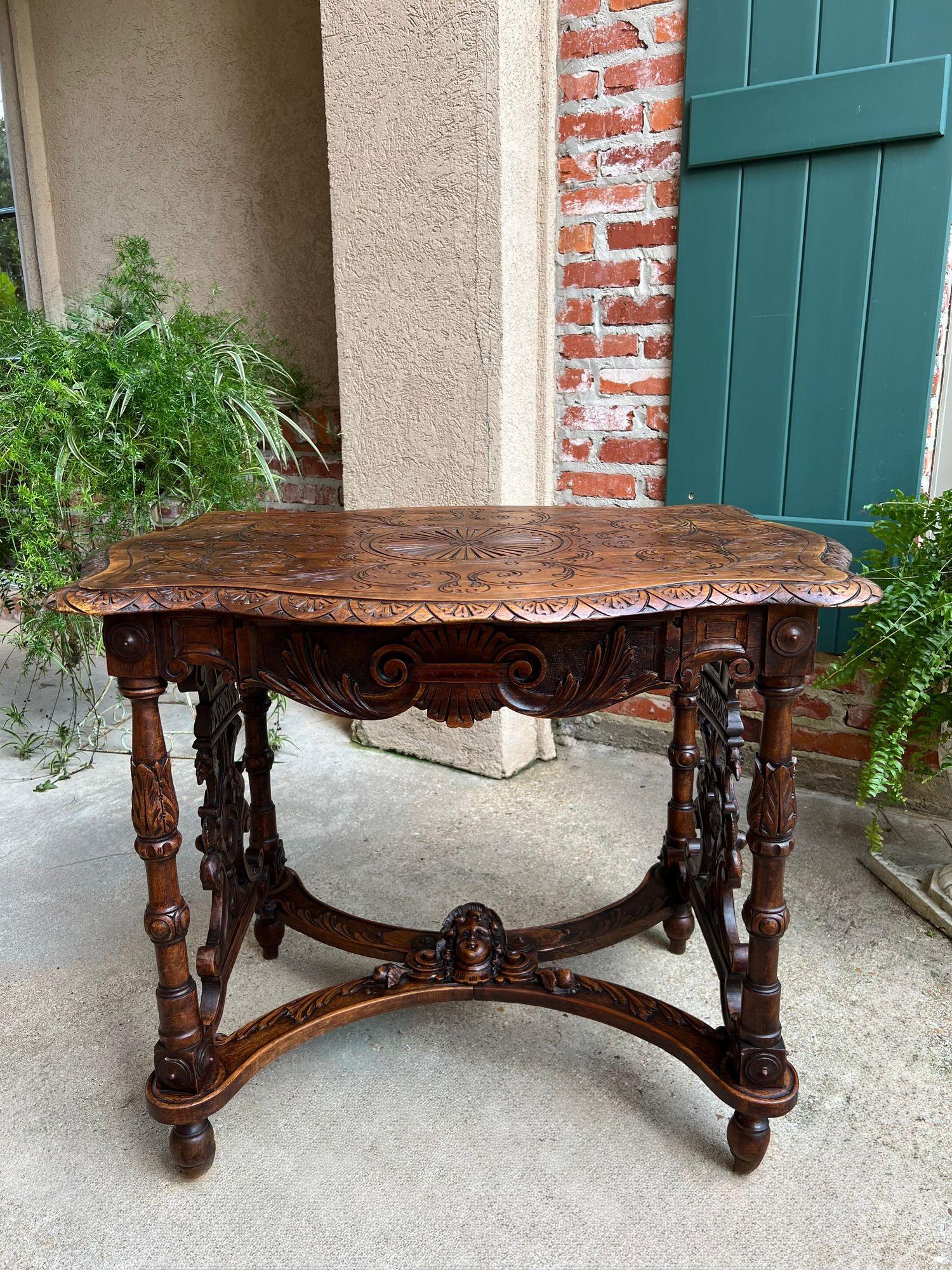 Antike Französisch Sofa Hall Tabelle geschnitzt Eiche Renaissance Revival Cherub End Tabelle.

Direkt aus Frankreich, ein hoch geschnitzter antiker französischer Beistelltisch mit eleganten Merkmalen, der in jedem Raum einen beeindruckenden