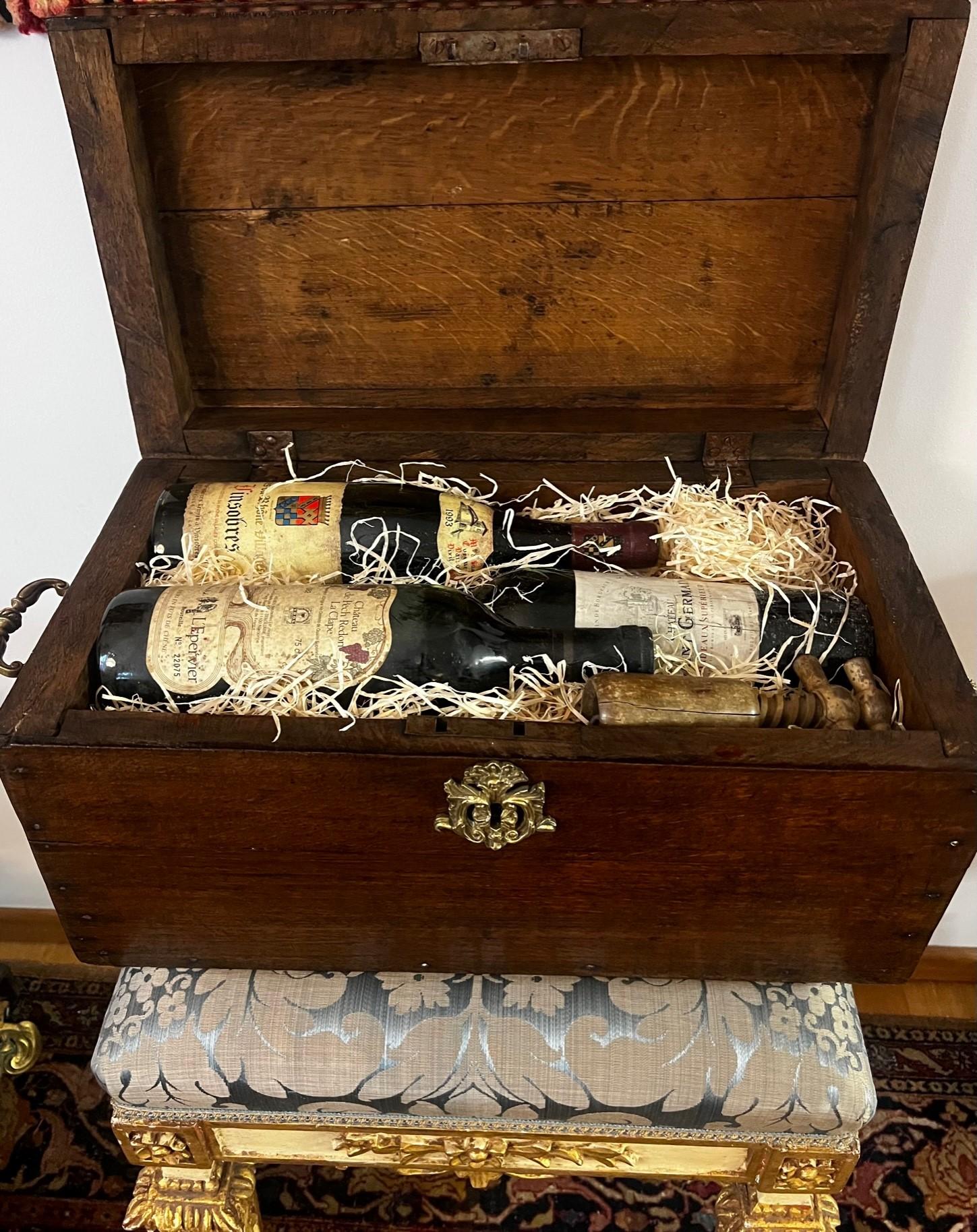 Antique French Solid Oak Wine Box In Good Condition For Sale In Doha, QA