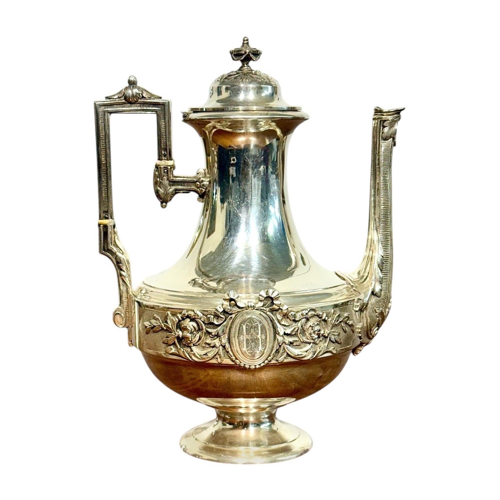 Antique cafetière en argent massif français avec guirlandes et Monogramme, circa 1840