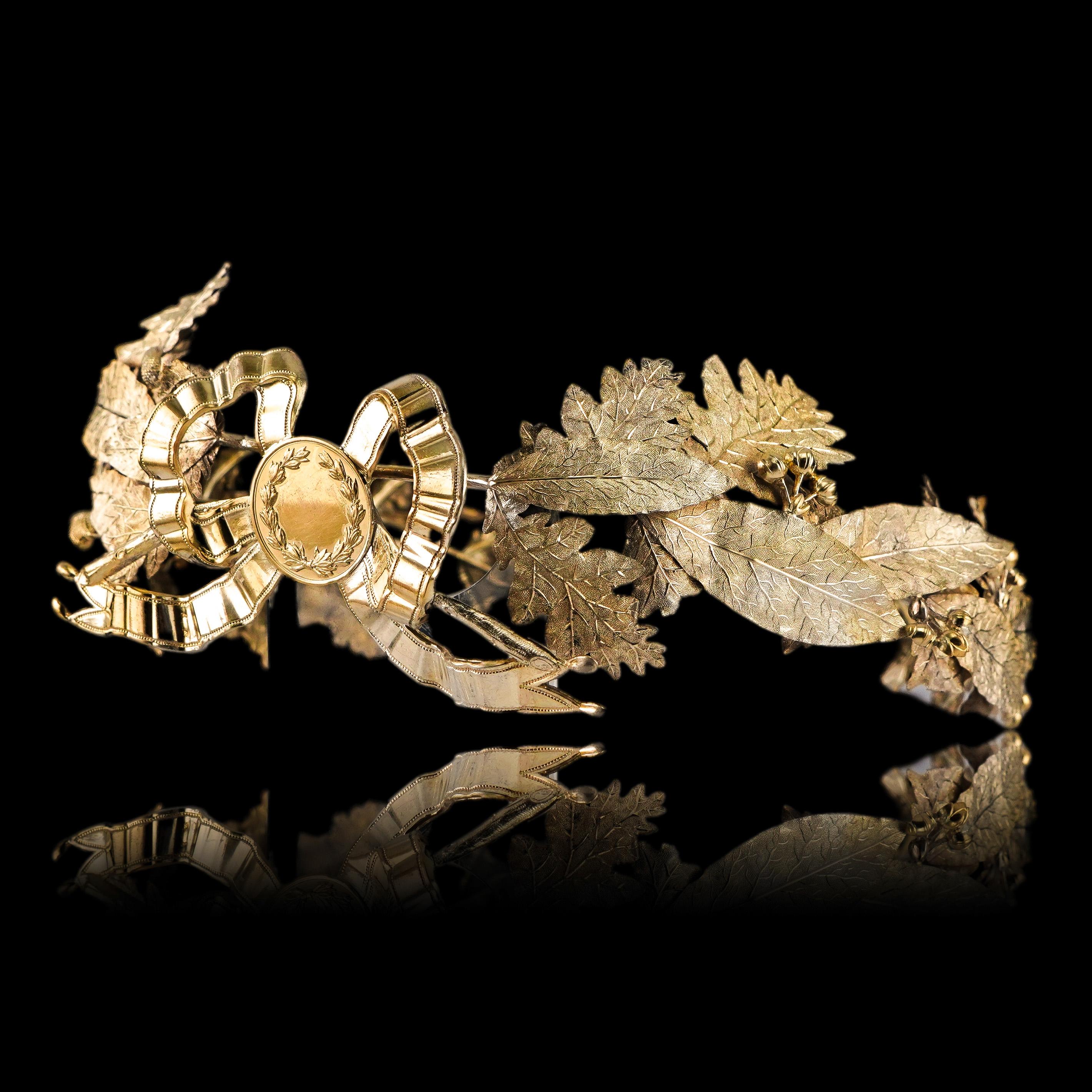 Siamo lieti di aver acquistato e offrire questa magnifica corona d'alloro in argento massiccio dorato (vermeil) realizzata in Francia nel XIX secolo. 

Questa corona d'argento dorato presenta un design molto opulento e sontuoso, elaborato con