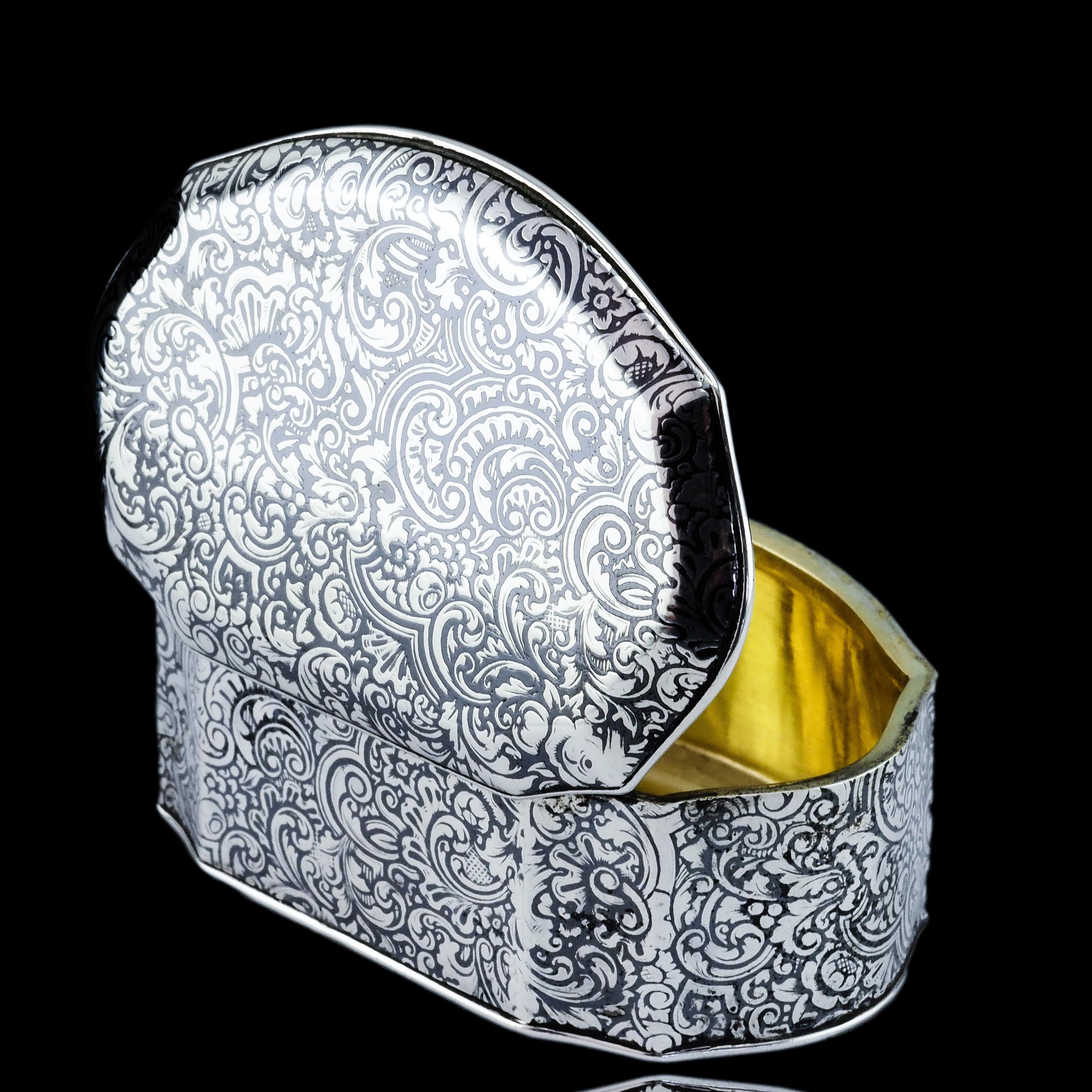 We are delighted to offer this beautiful antique solid silver French snuff box made c.1880.

The box presents a stunning niello design with its table snuff box proportions allowing for the decoration to be elegantly displayed on all panels, even on