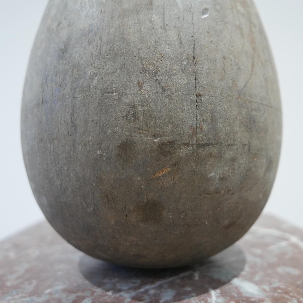 Eine einzelne hölzerne Eierform,

ca. 1890, Frankreich.

Es wird angenommen, dass es für Pappmaché-Formen verwendet wird.

Diese dekorativen Kuriositäten sind sehr taktil. Sie sind selten zu finden, sehen aber in Büscheln großartig
